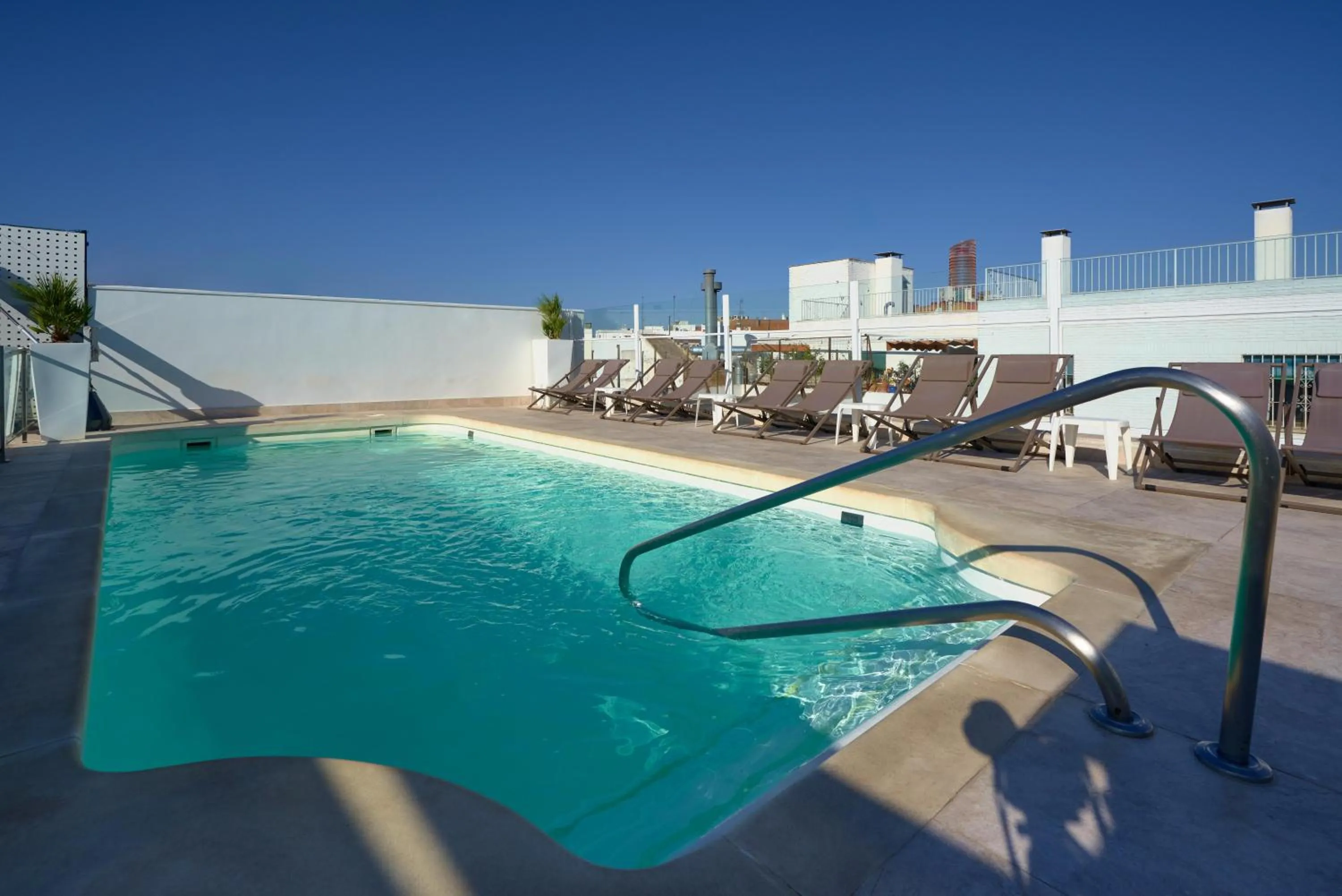 Swimming pool in Hotel Bécquer