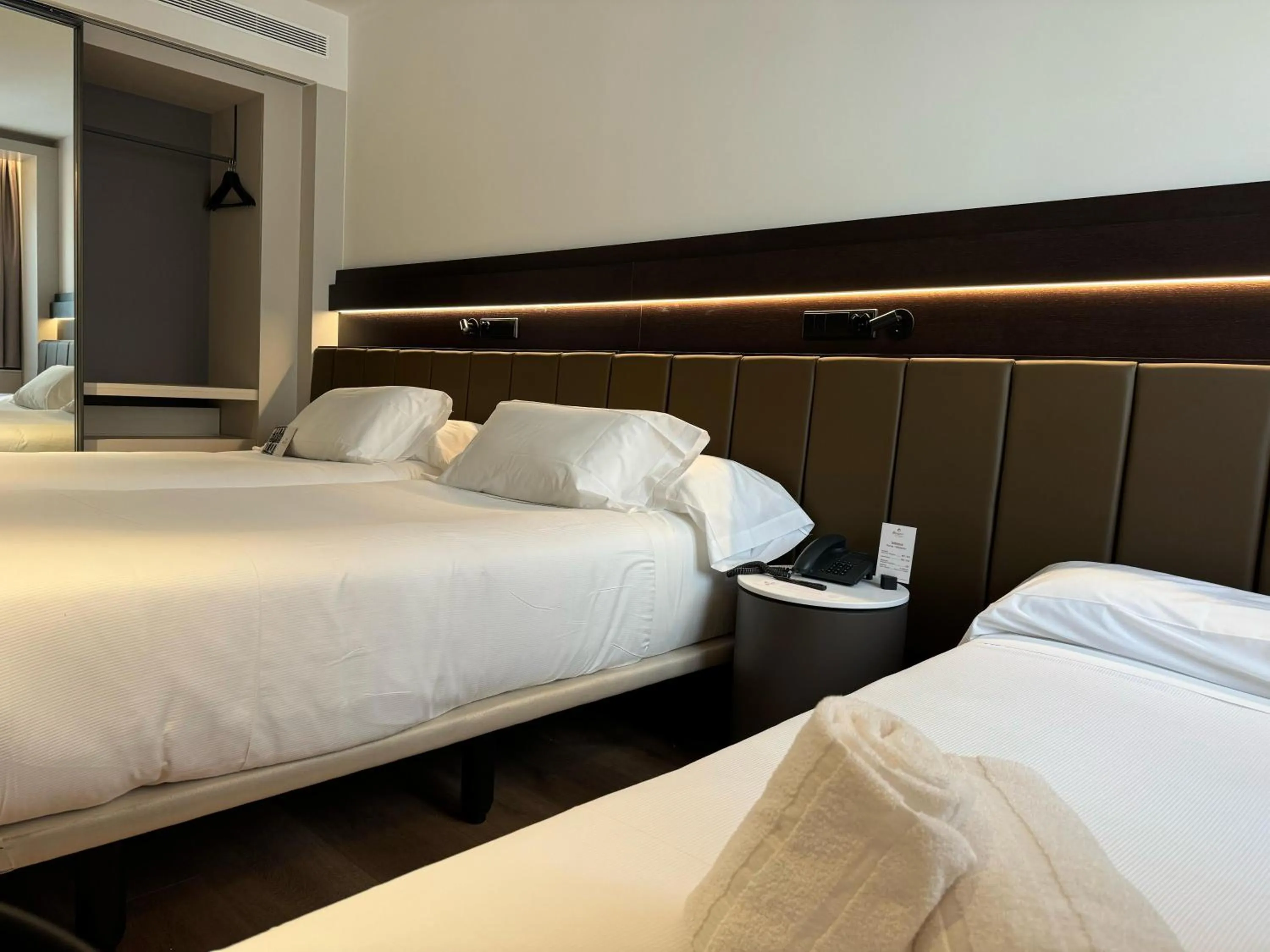 Photo of the whole room, Bed in Hotel Bécquer