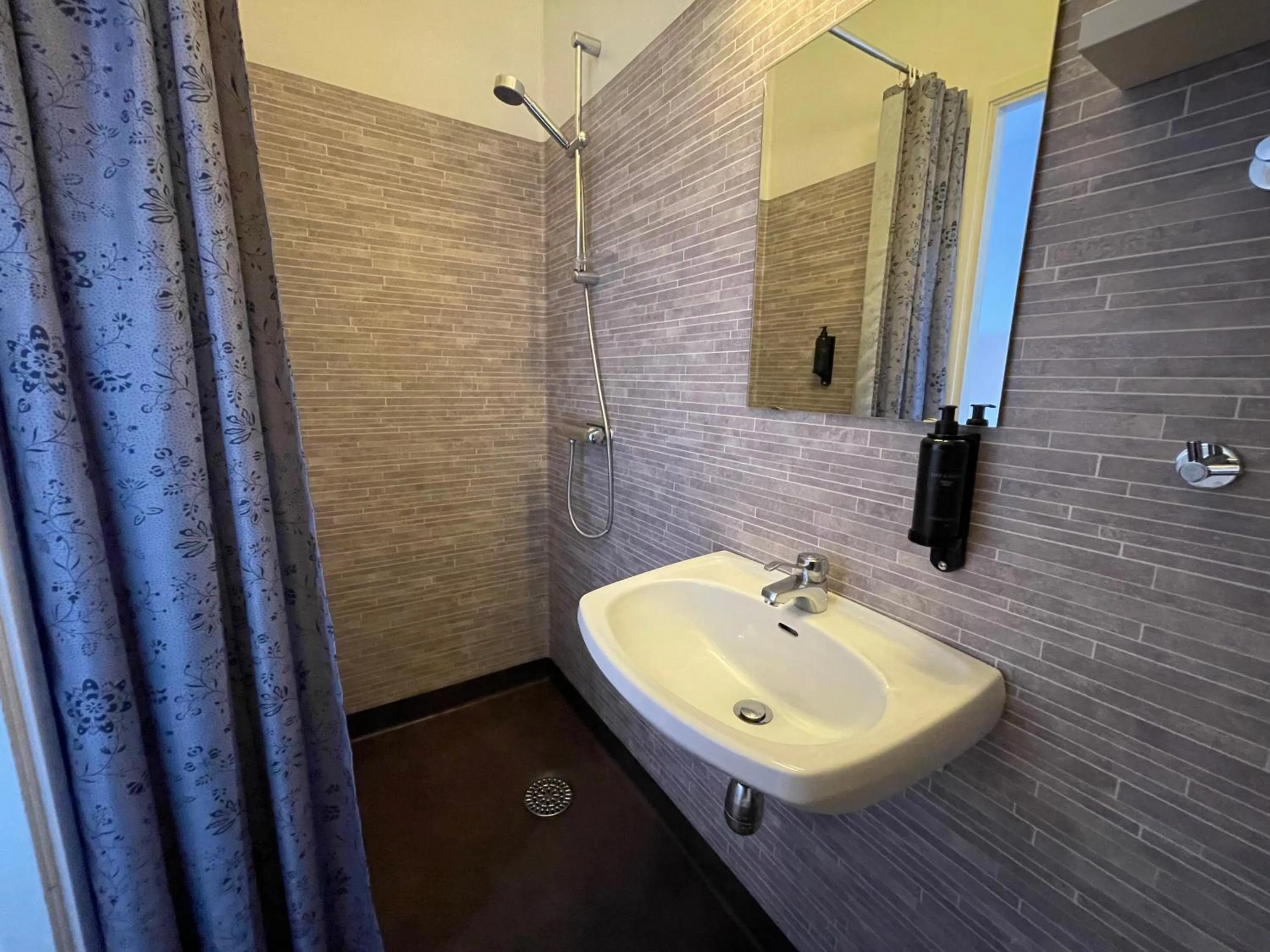 Shower in Rasta Falköping