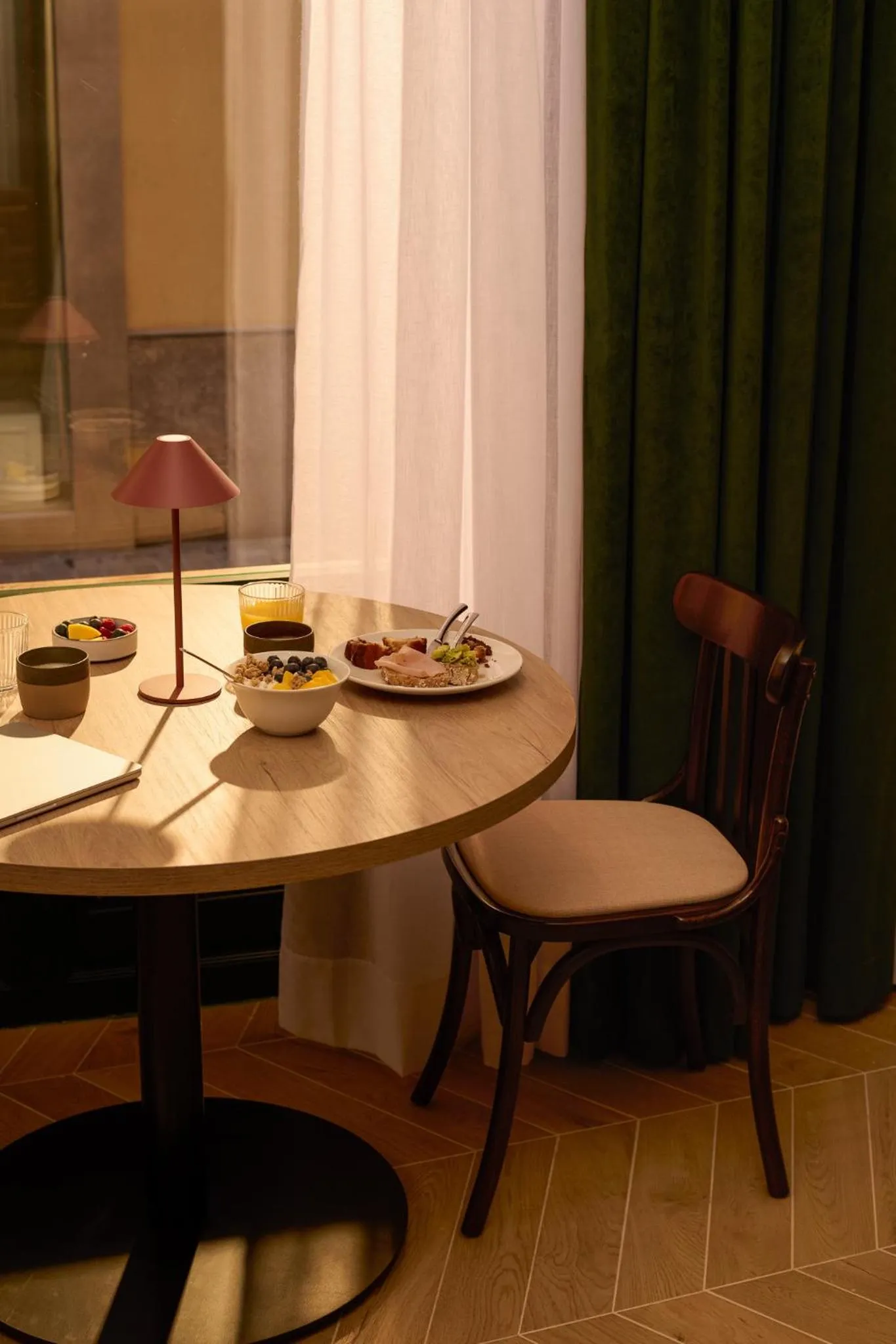 Dining area in Honest Granada Hotel