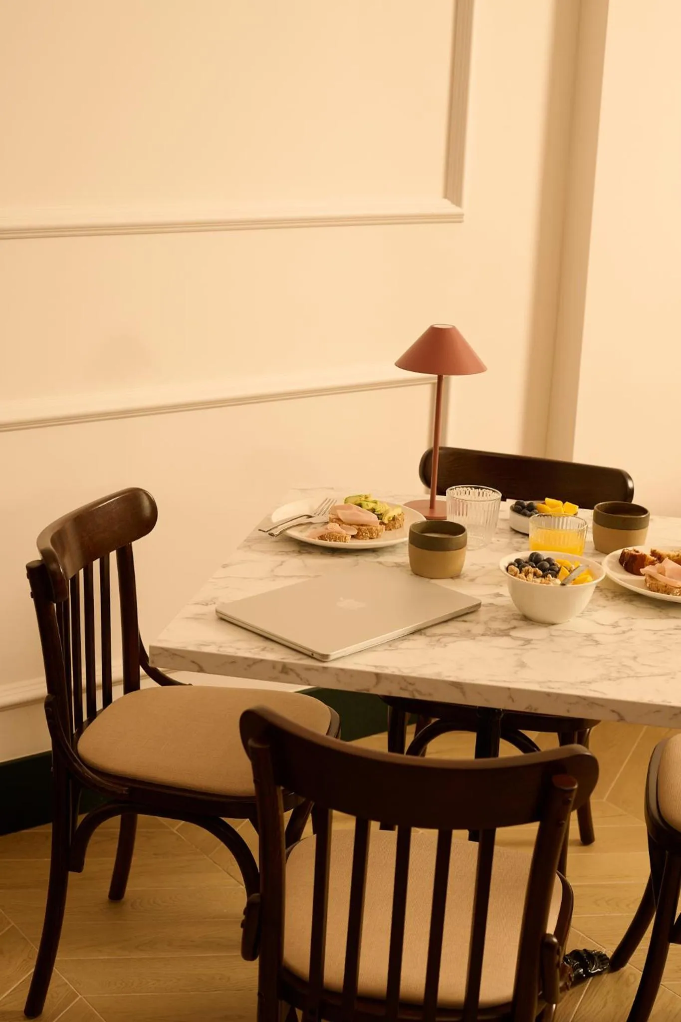 Dining area in Honest Granada Hotel