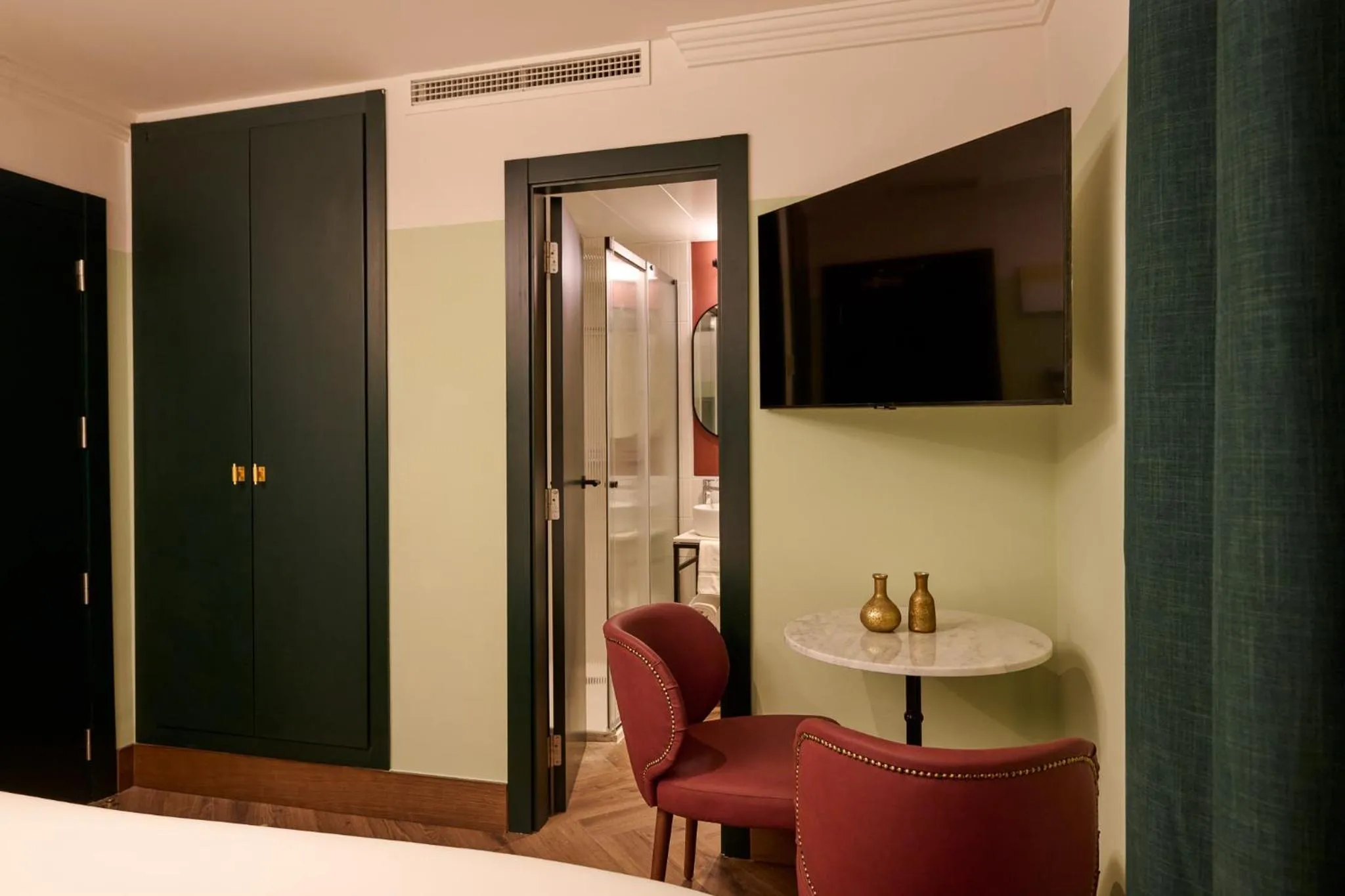 TV and multimedia, Bed in Honest Granada Hotel