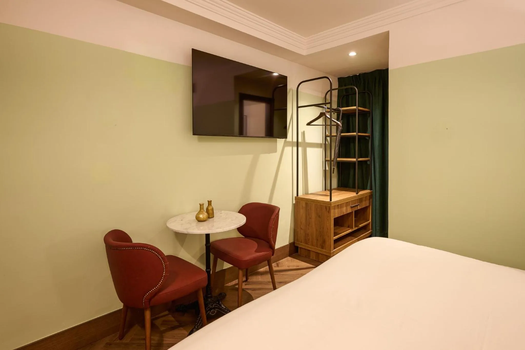 TV and multimedia, Bed in Honest Granada Hotel