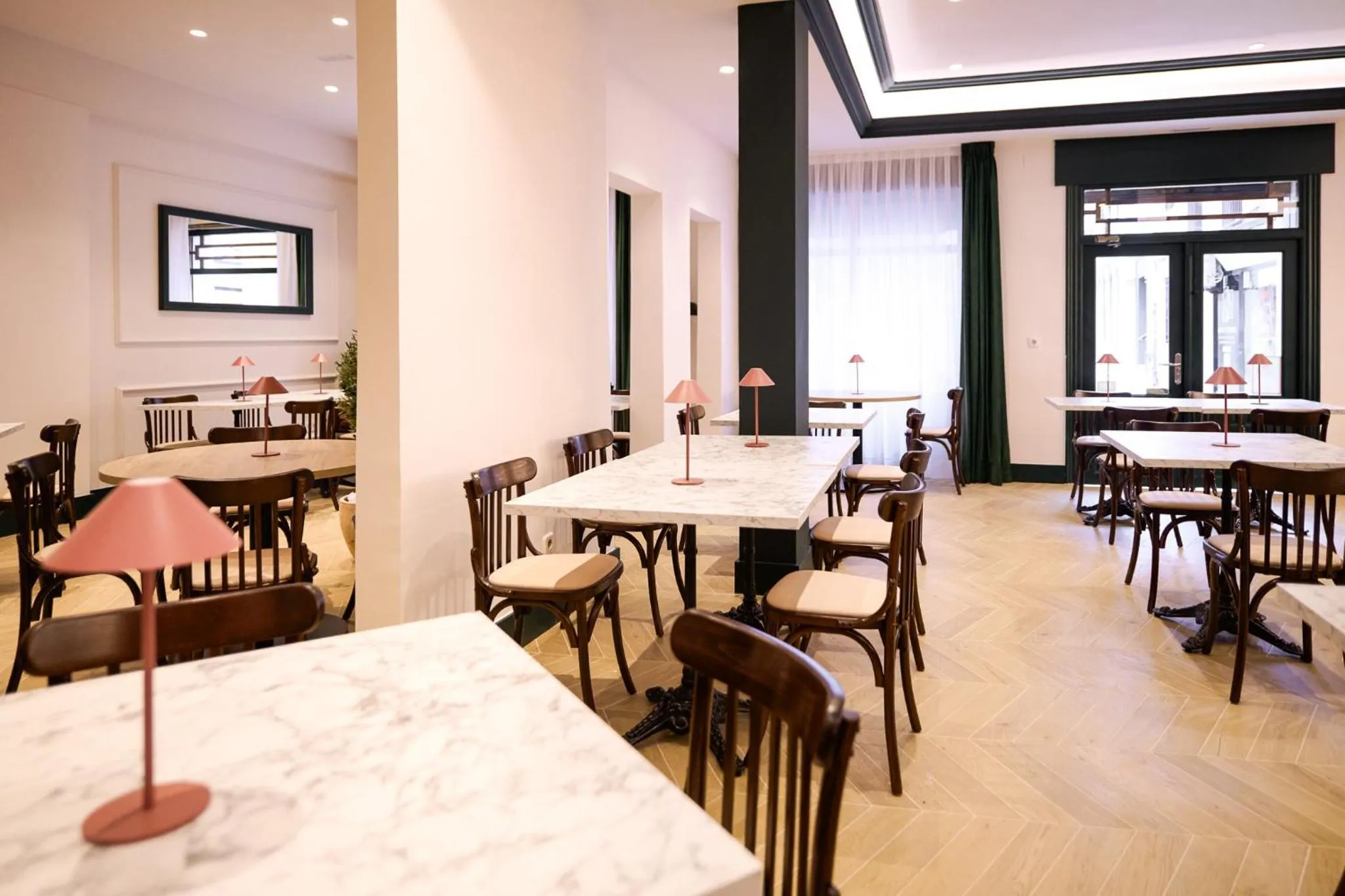 Dining area in Honest Granada Hotel