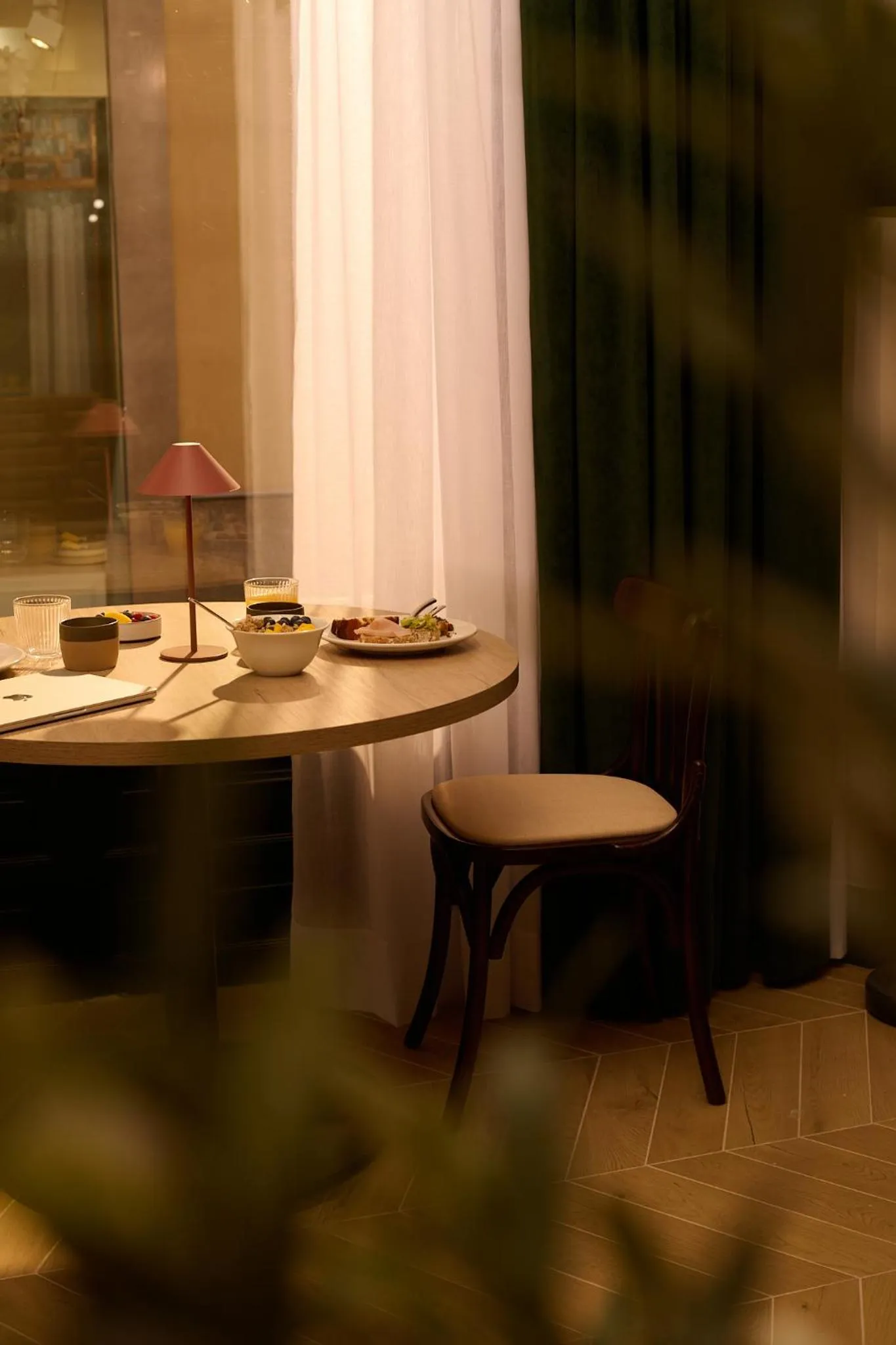 Dining area in Honest Granada Hotel
