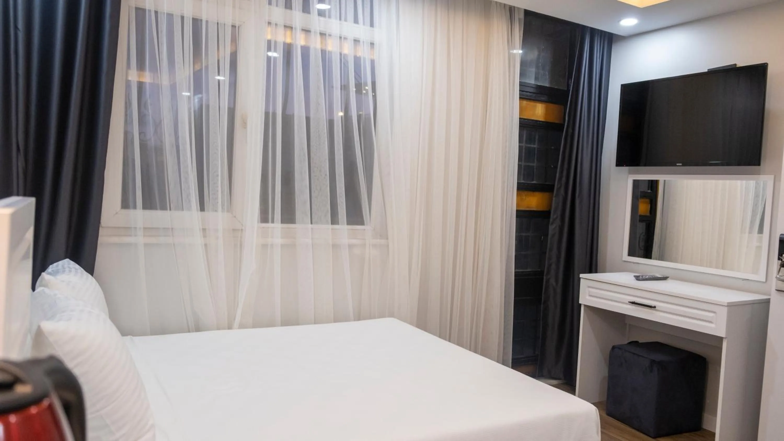 Toilet, Bed in Hodegon Suite Hotel