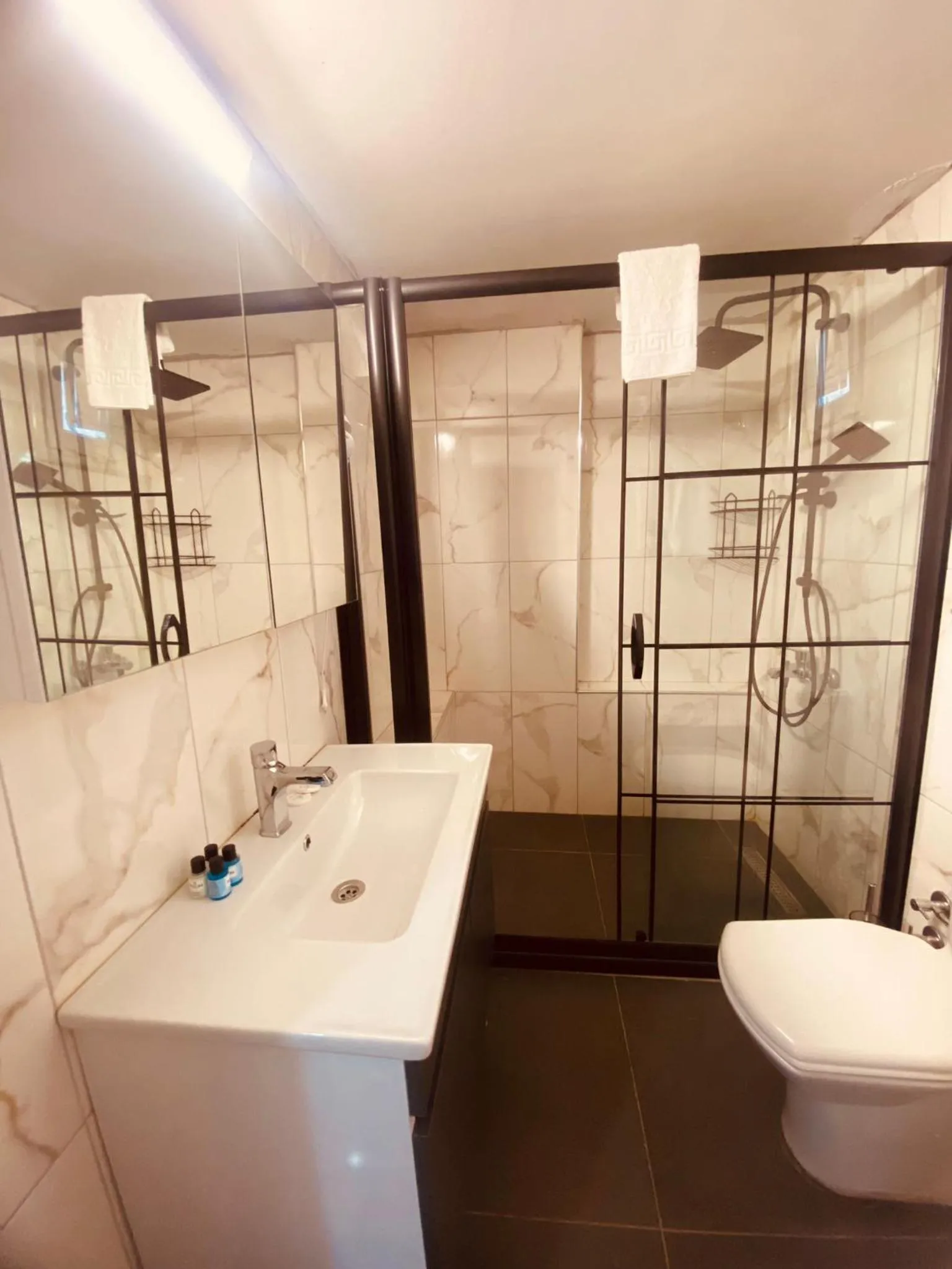 Bathroom in Hodegon Suite Hotel