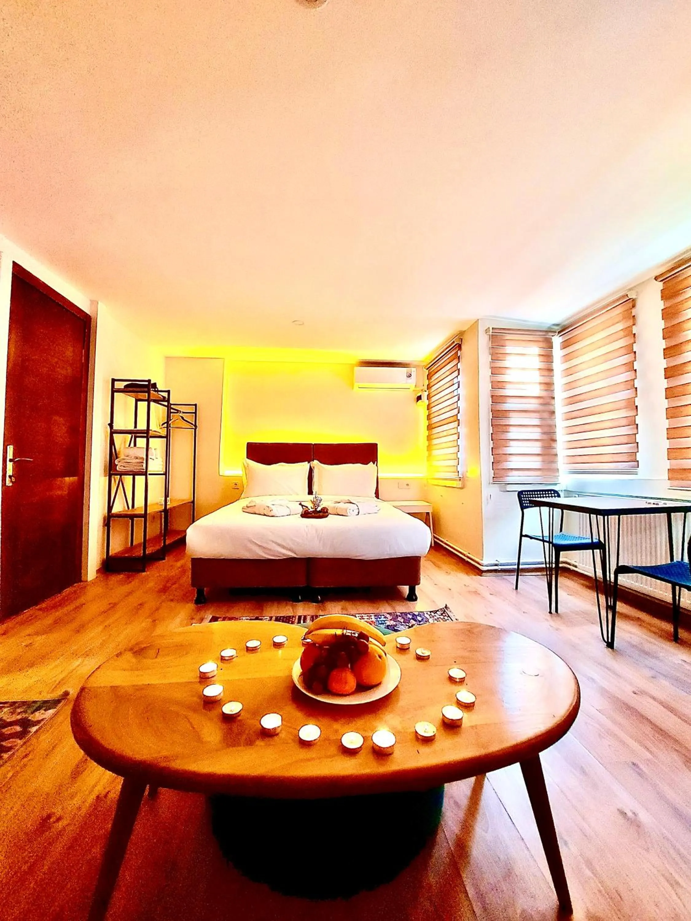 Living room, Bed in Mates Port Hotel