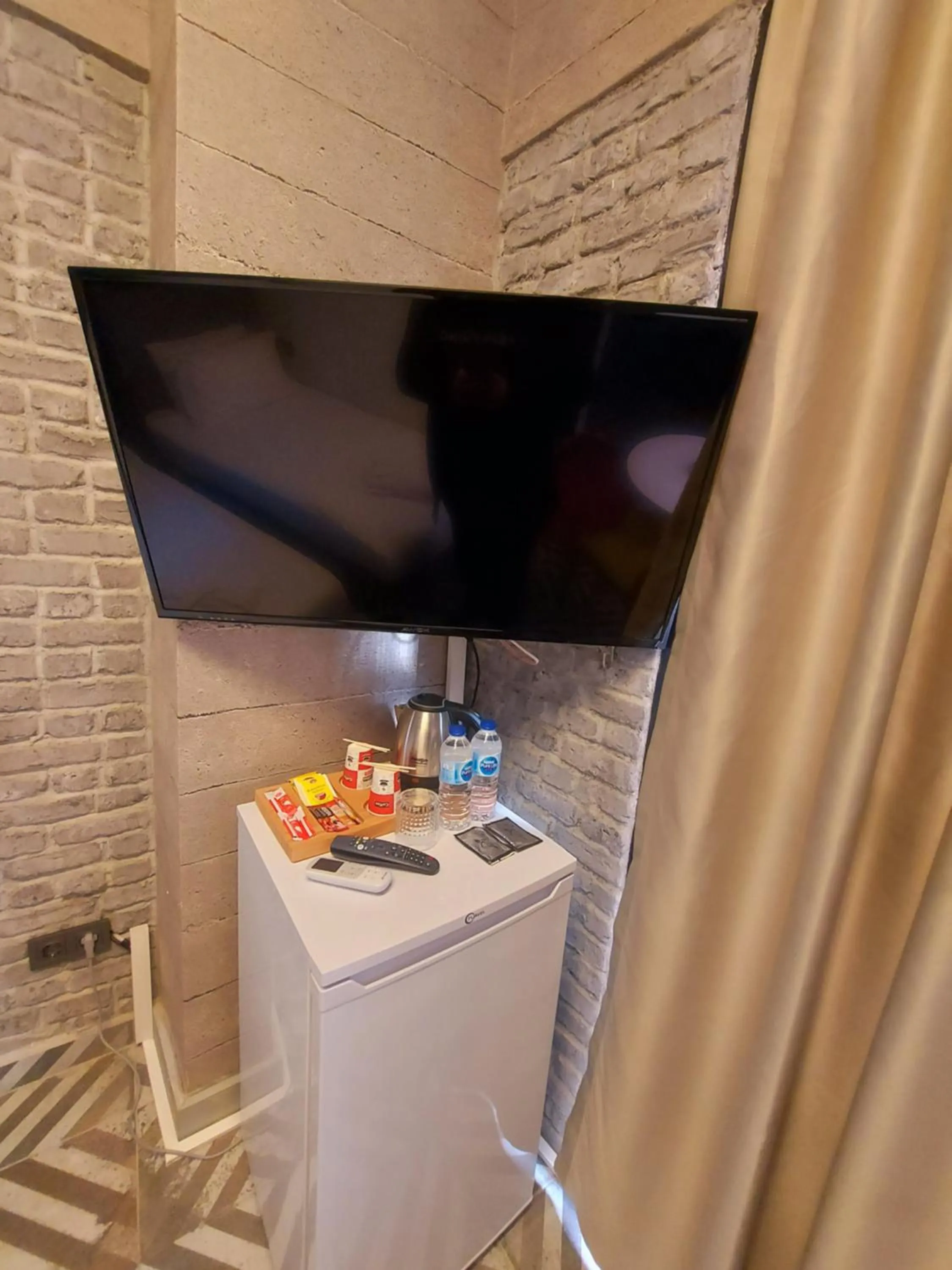 TV and multimedia in Mates Port Hotel