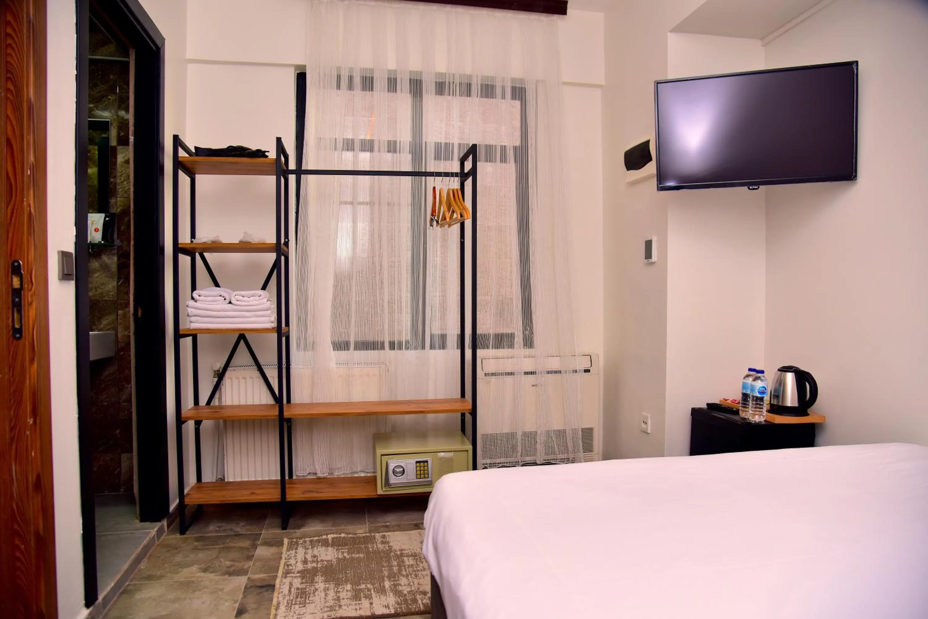 Bedroom, Bed in Mates Port Hotel