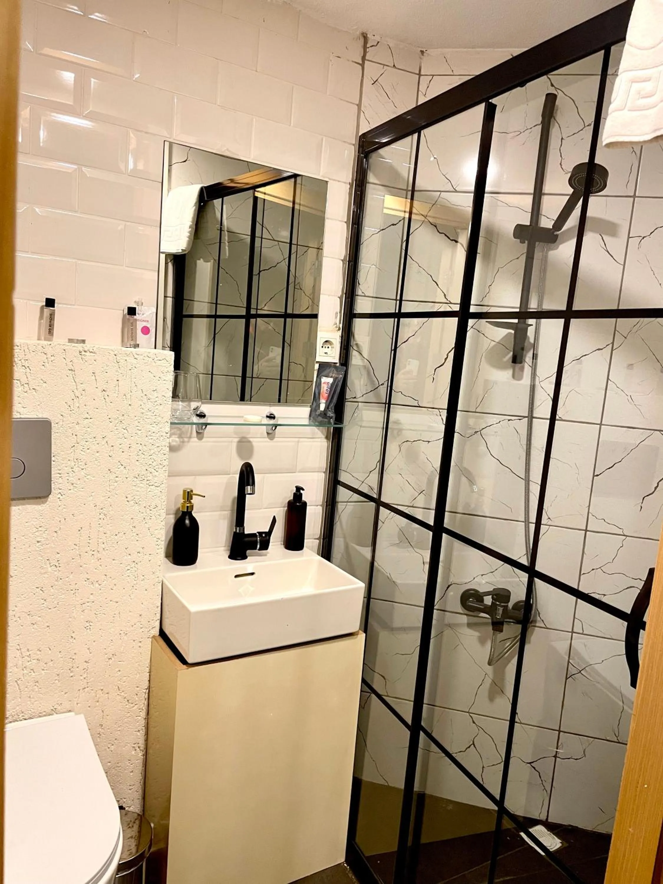 Shower in Mates Port Hotel