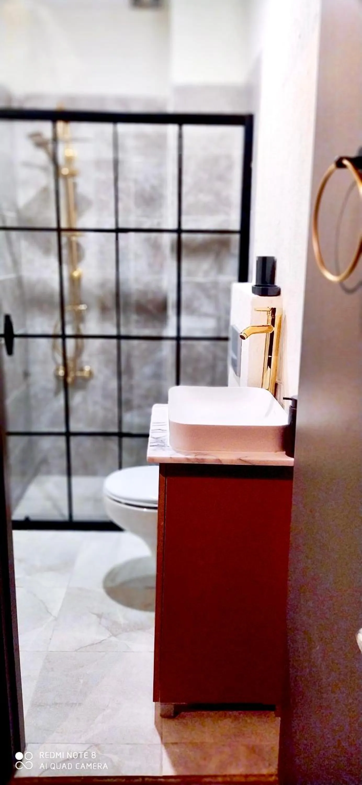 Shower in Mates Port Hotel