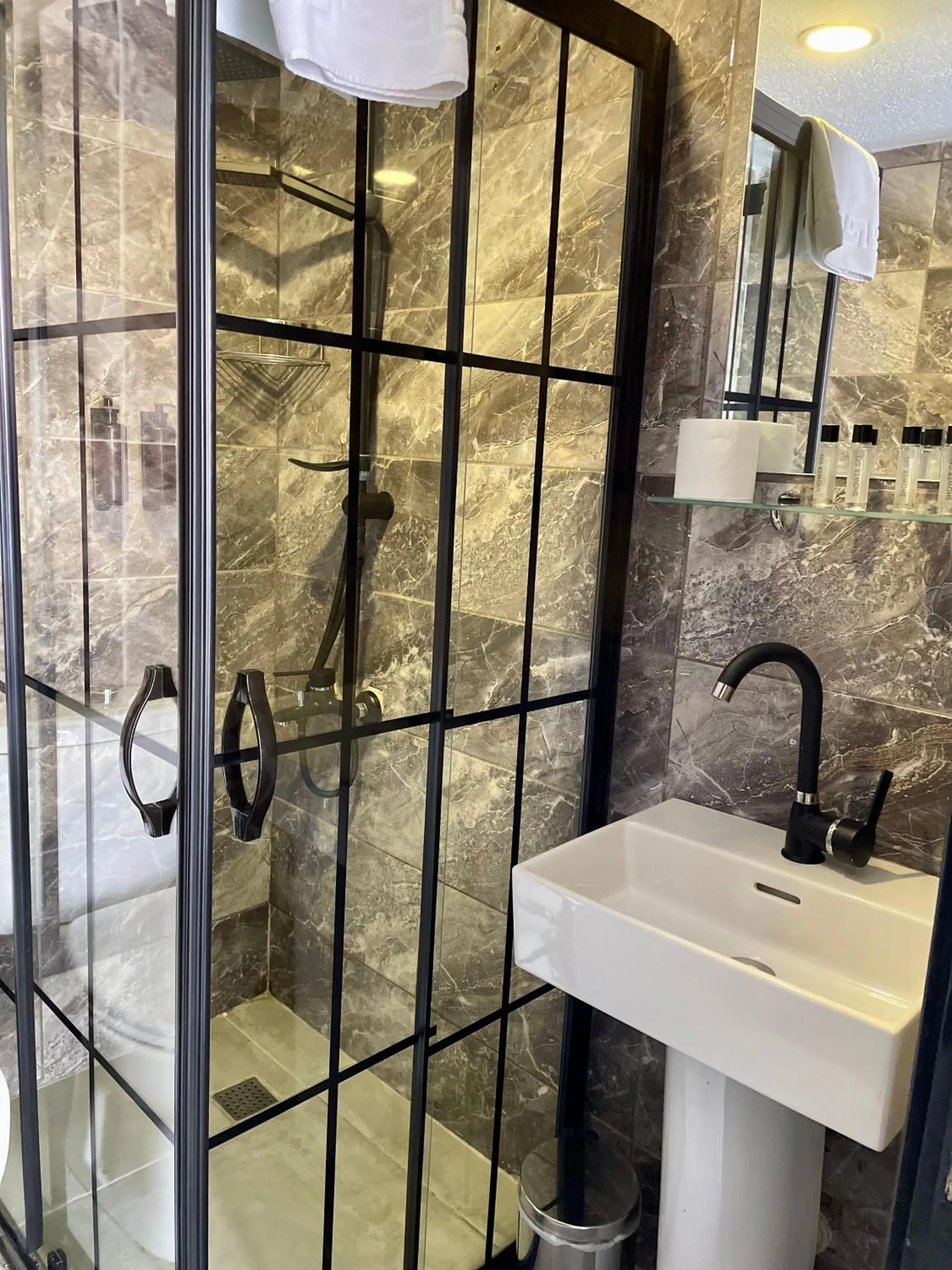 Shower in Mates Port Hotel