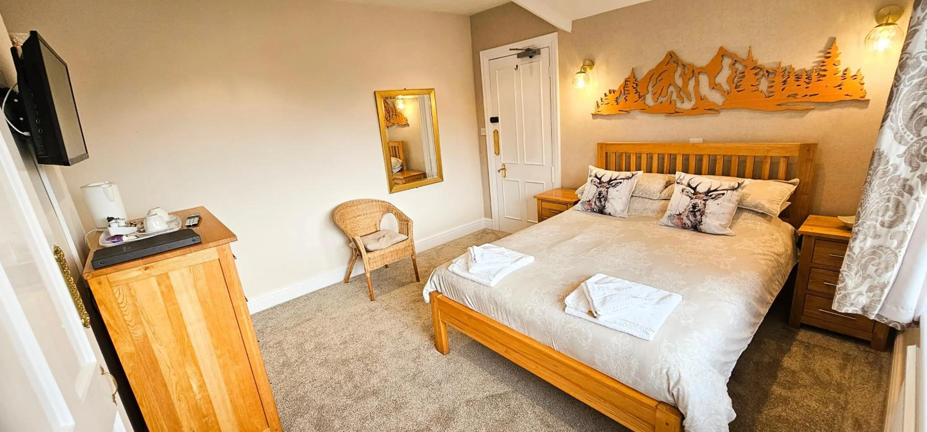 Bedroom, Bed in Dalegarth House Portinscale