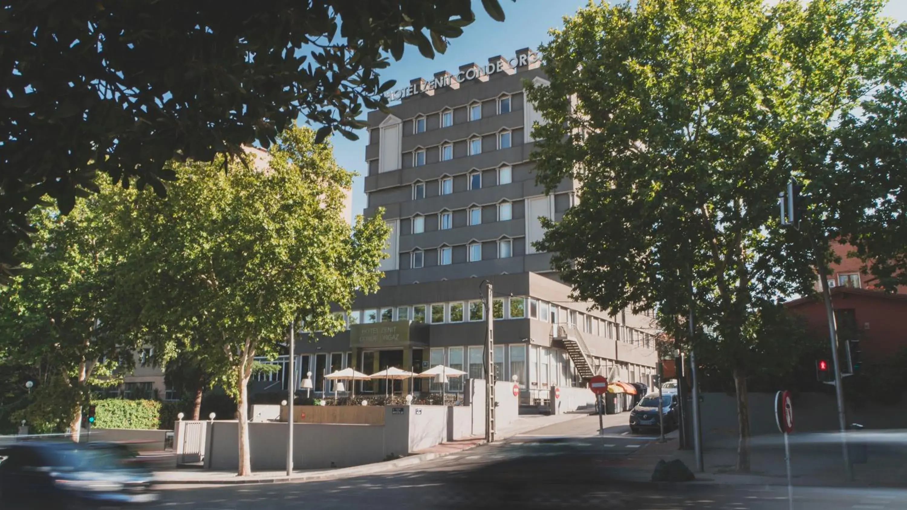 Facade/entrance in Zenit Conde de Orgaz Facade/entrance in Zenit Conde de Orgaz