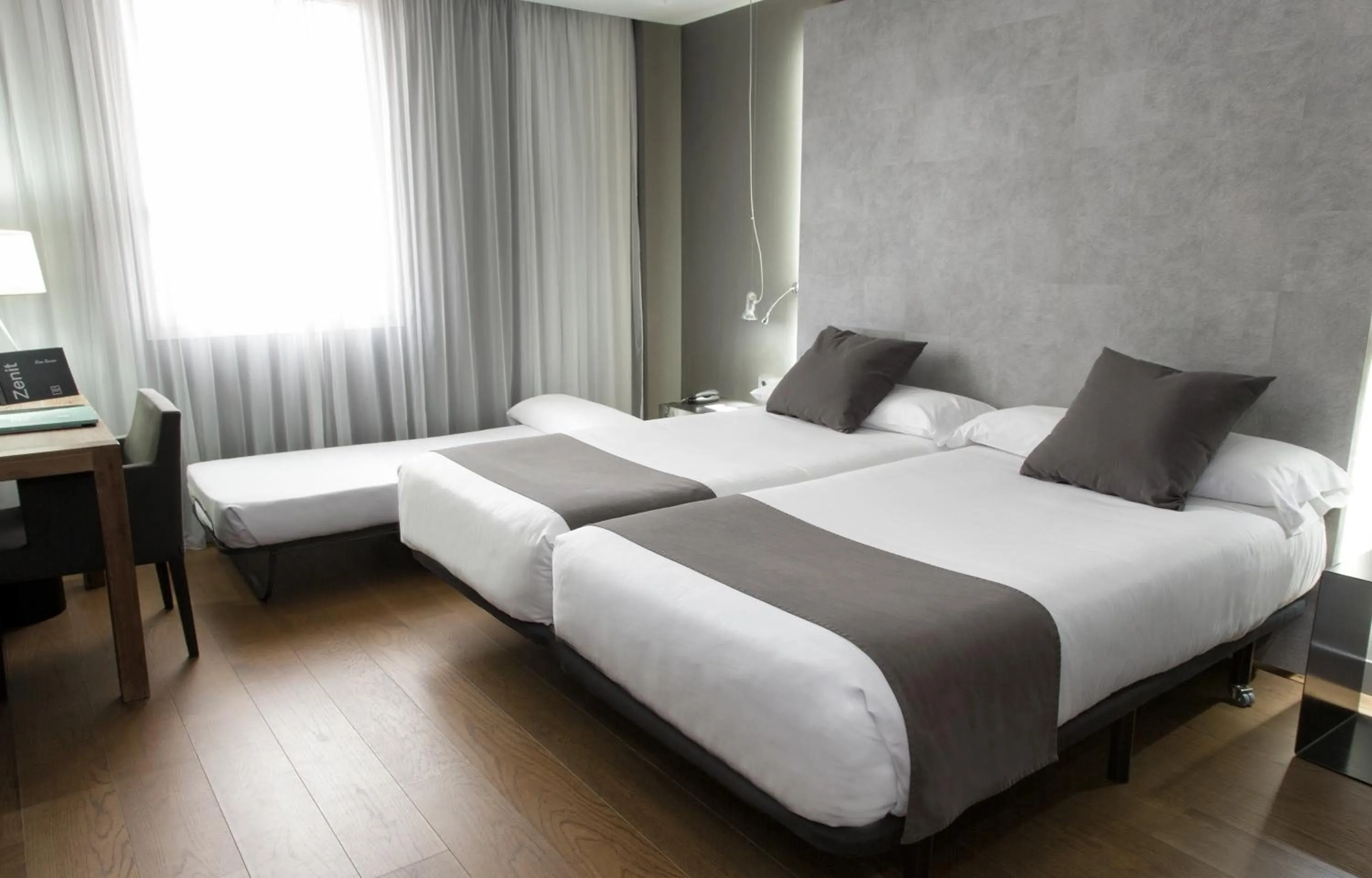 Photo of the whole room, Bed in Zenit Conde de Orgaz