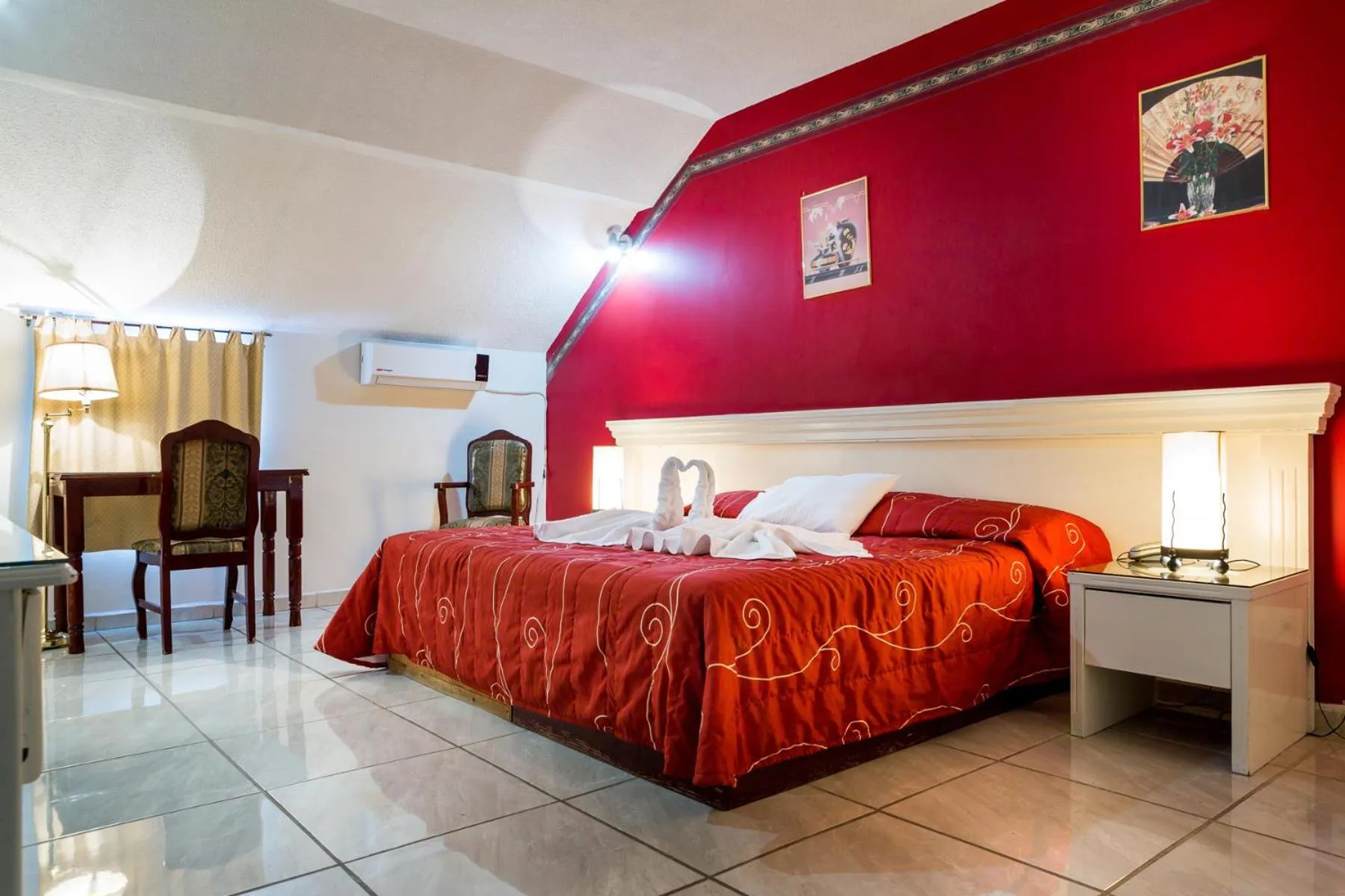 Bedroom, Bed in Hotel Raldos Inn