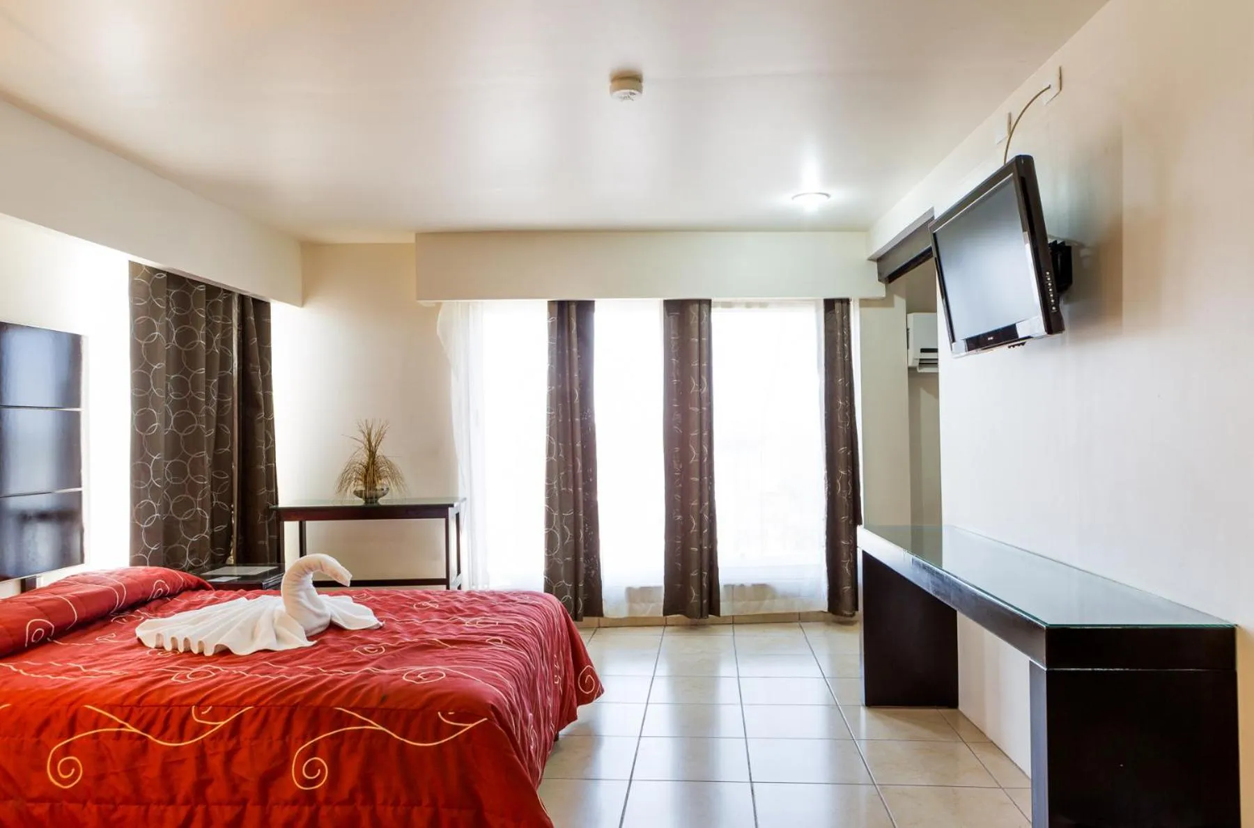 Living room, Bed in Hotel Raldos Inn