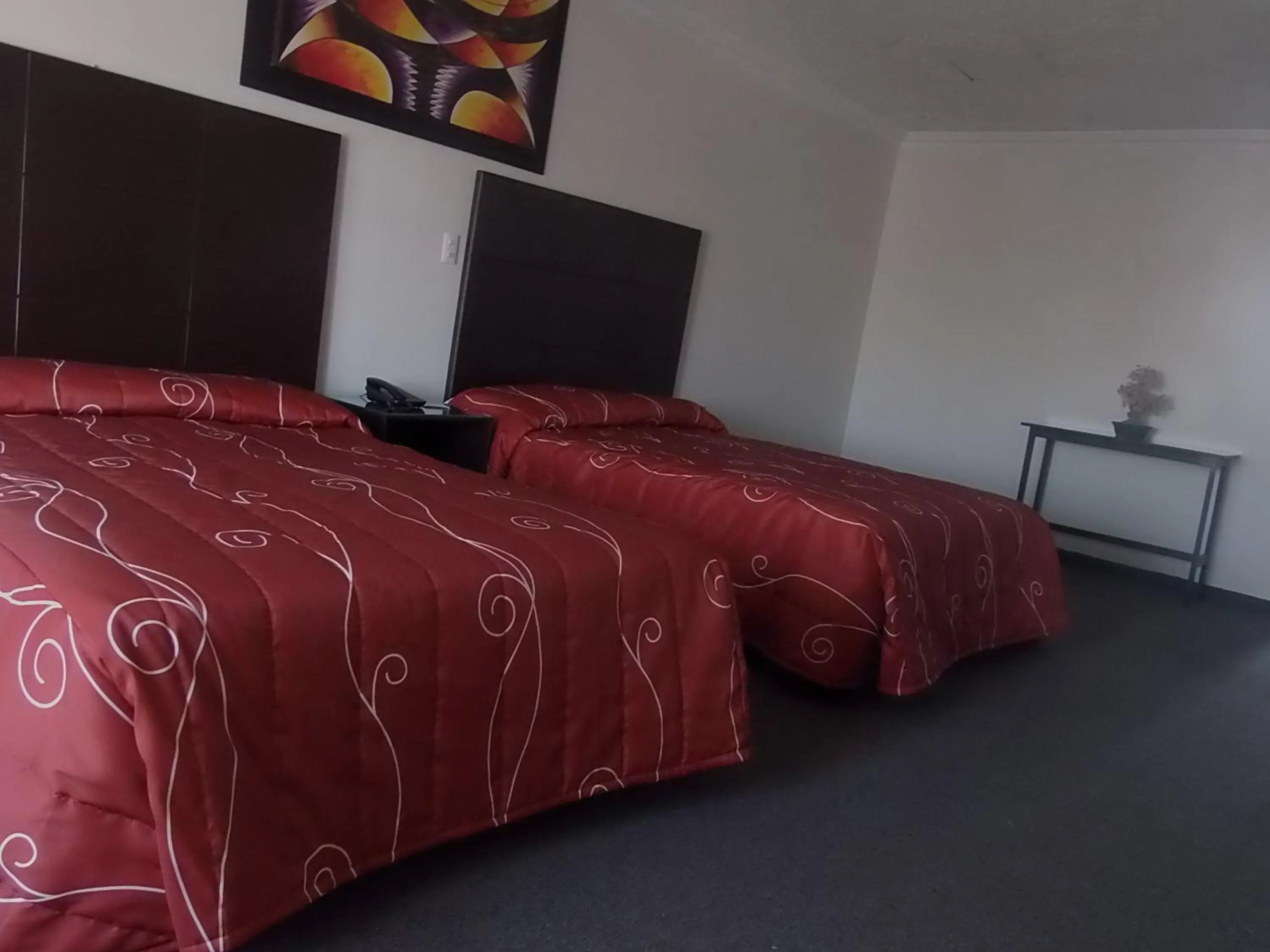 Bedroom, Bed in Hotel Raldos Inn