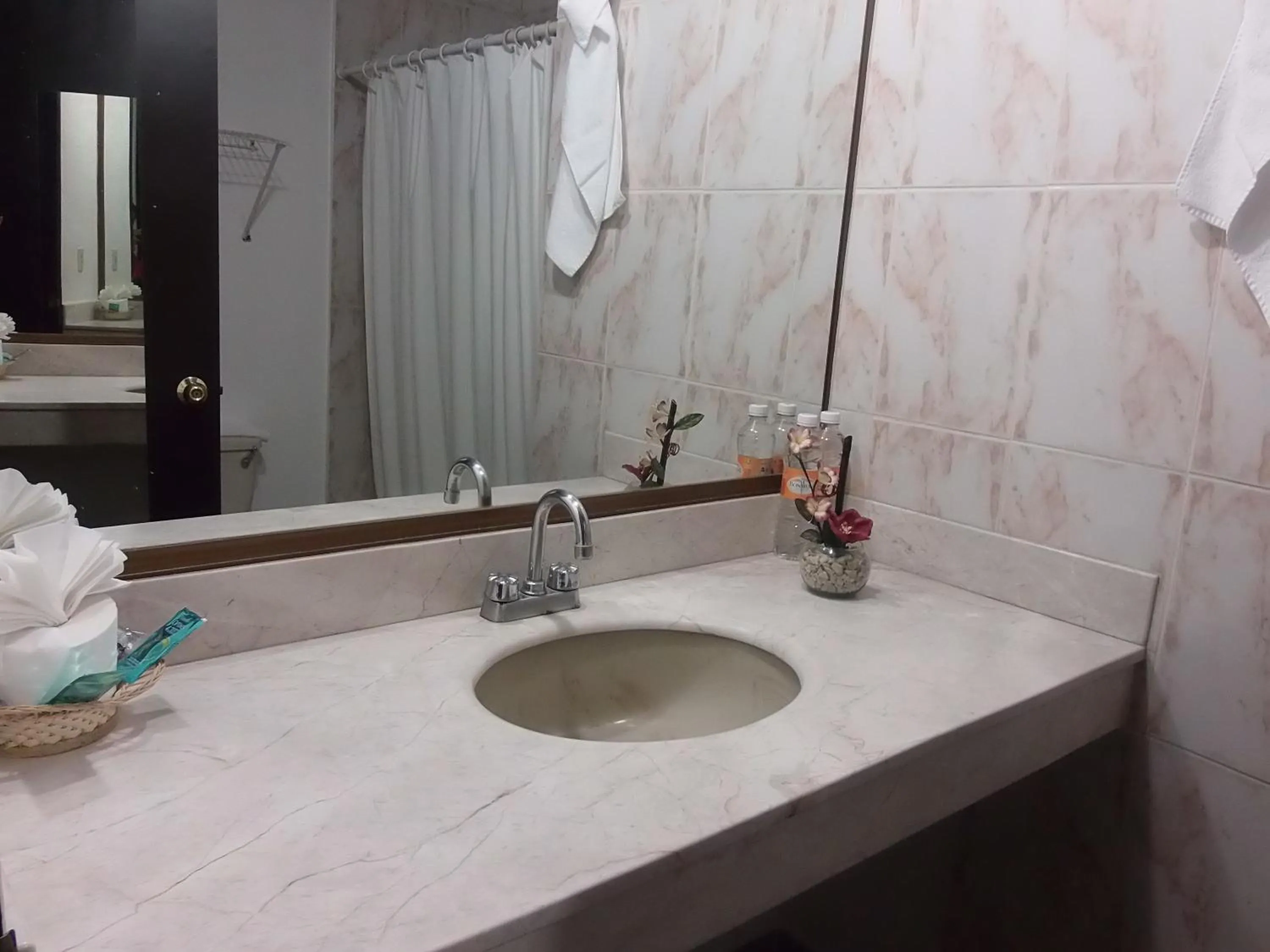 Bathroom in Hotel Raldos Inn