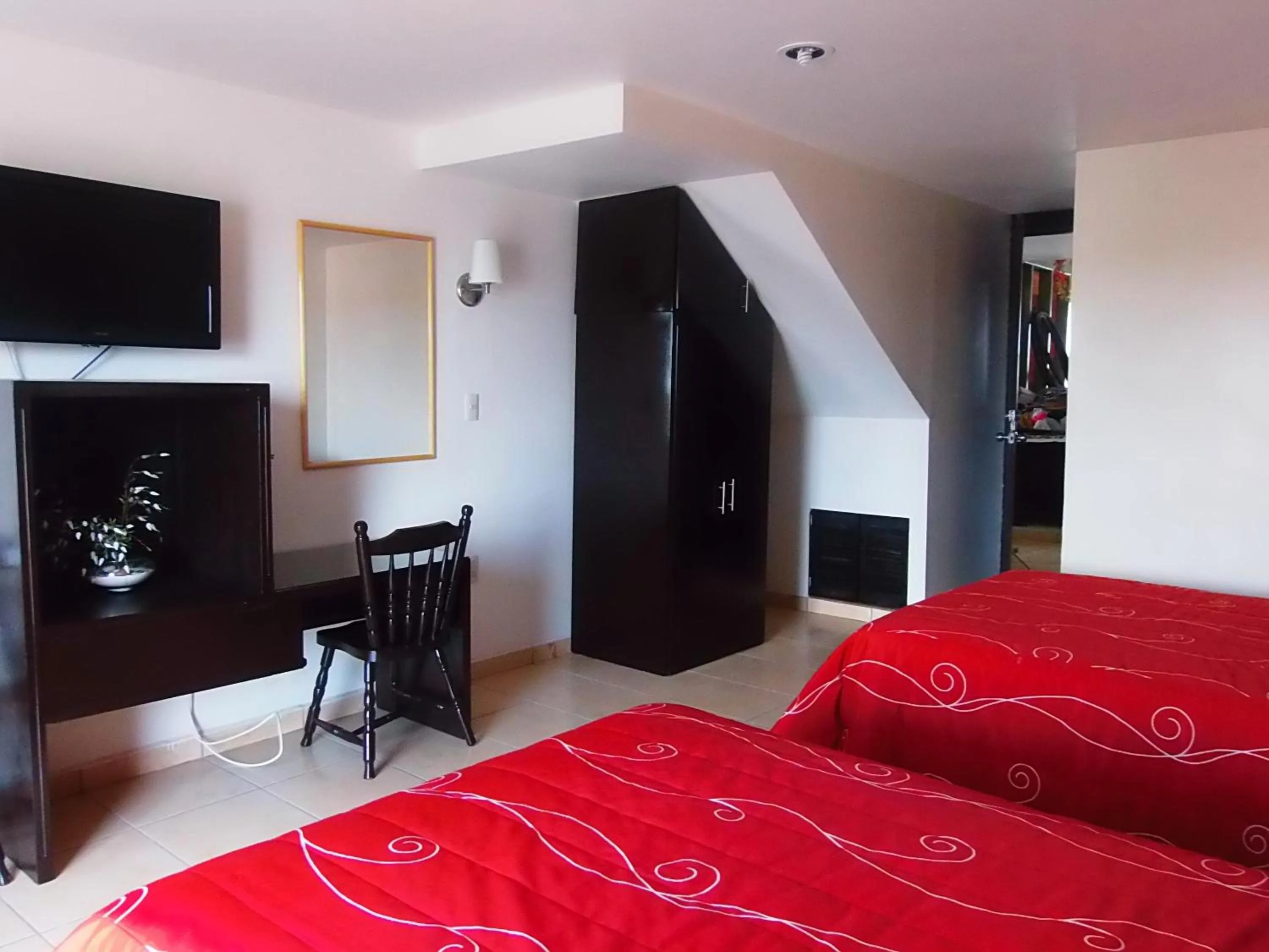 Living room, Bed in Hotel Raldos Inn