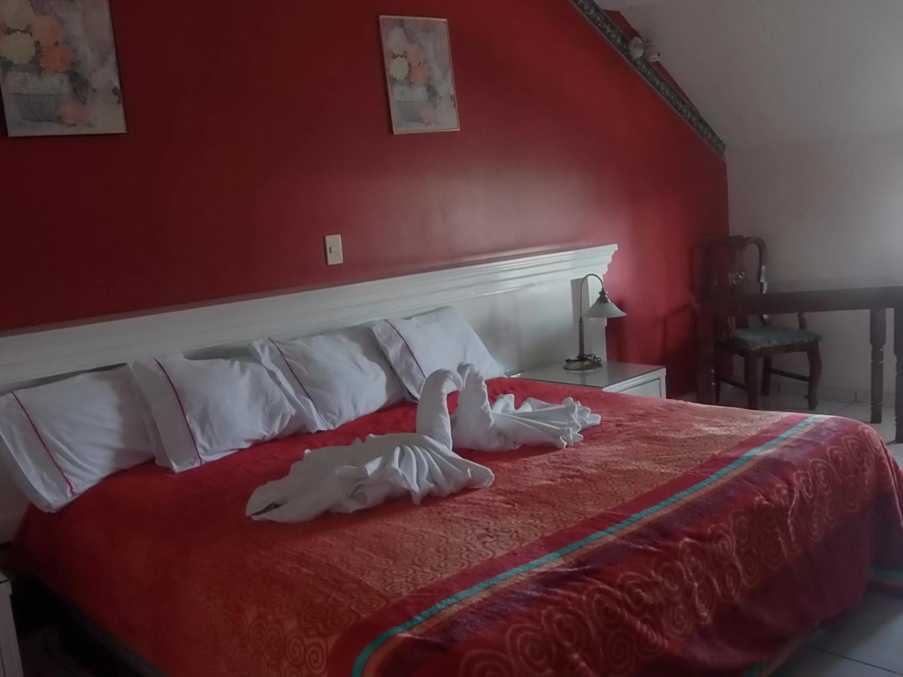 Bedroom, Bed in Hotel Raldos Inn