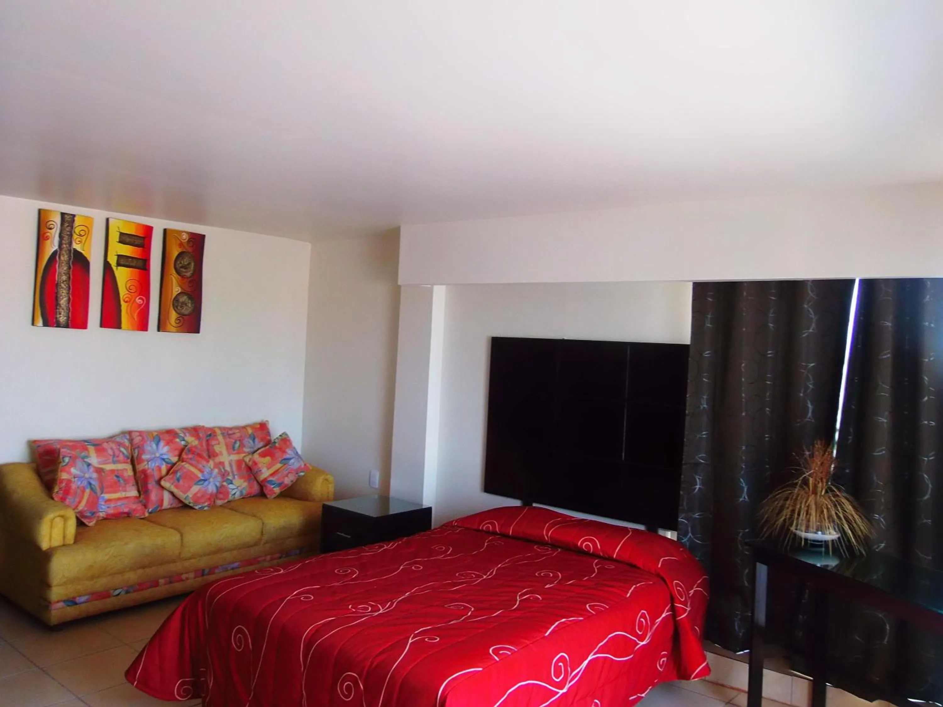 Bedroom, Bed in Hotel Raldos Inn