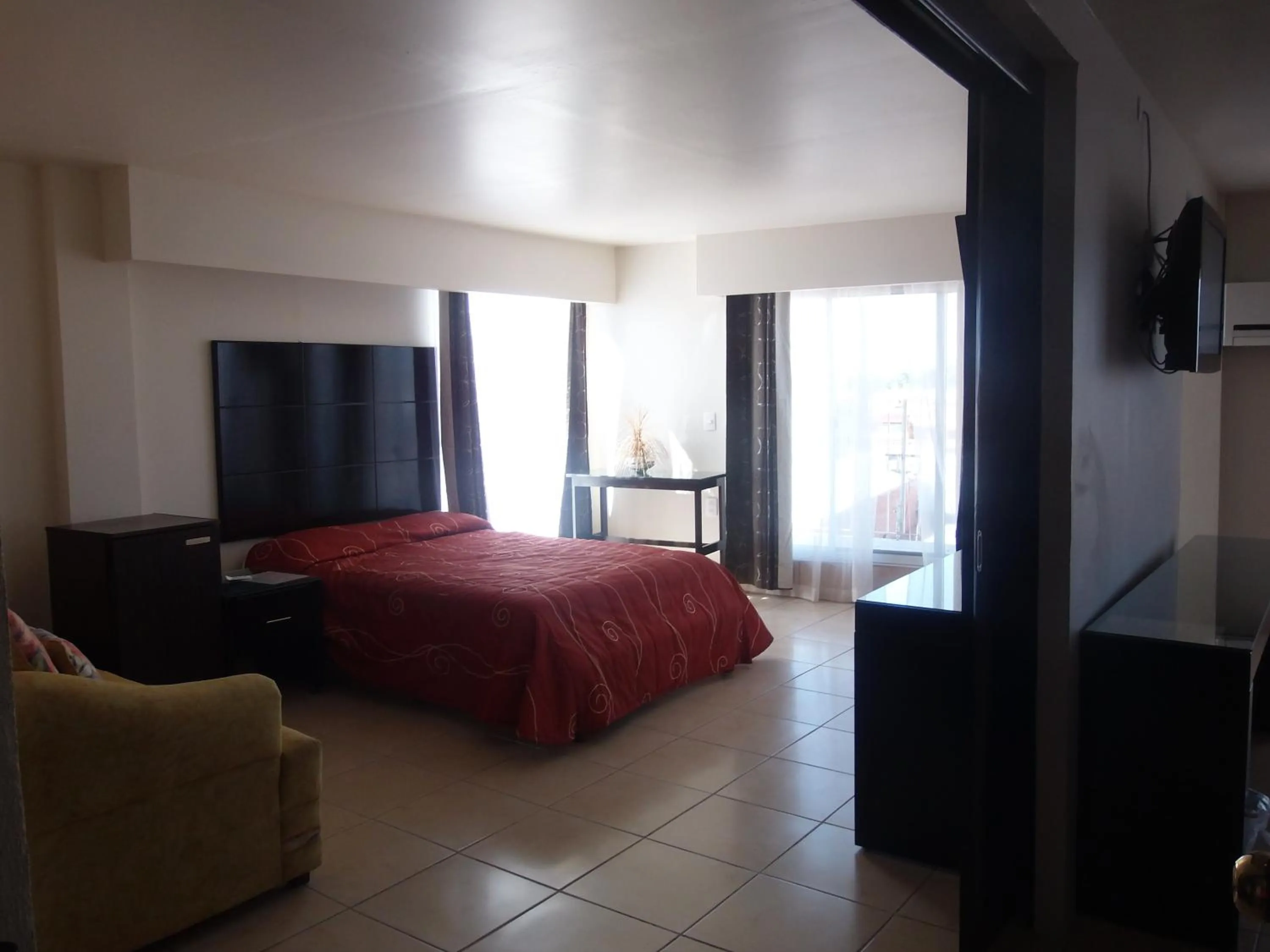 Living room, Bed in Hotel Raldos Inn