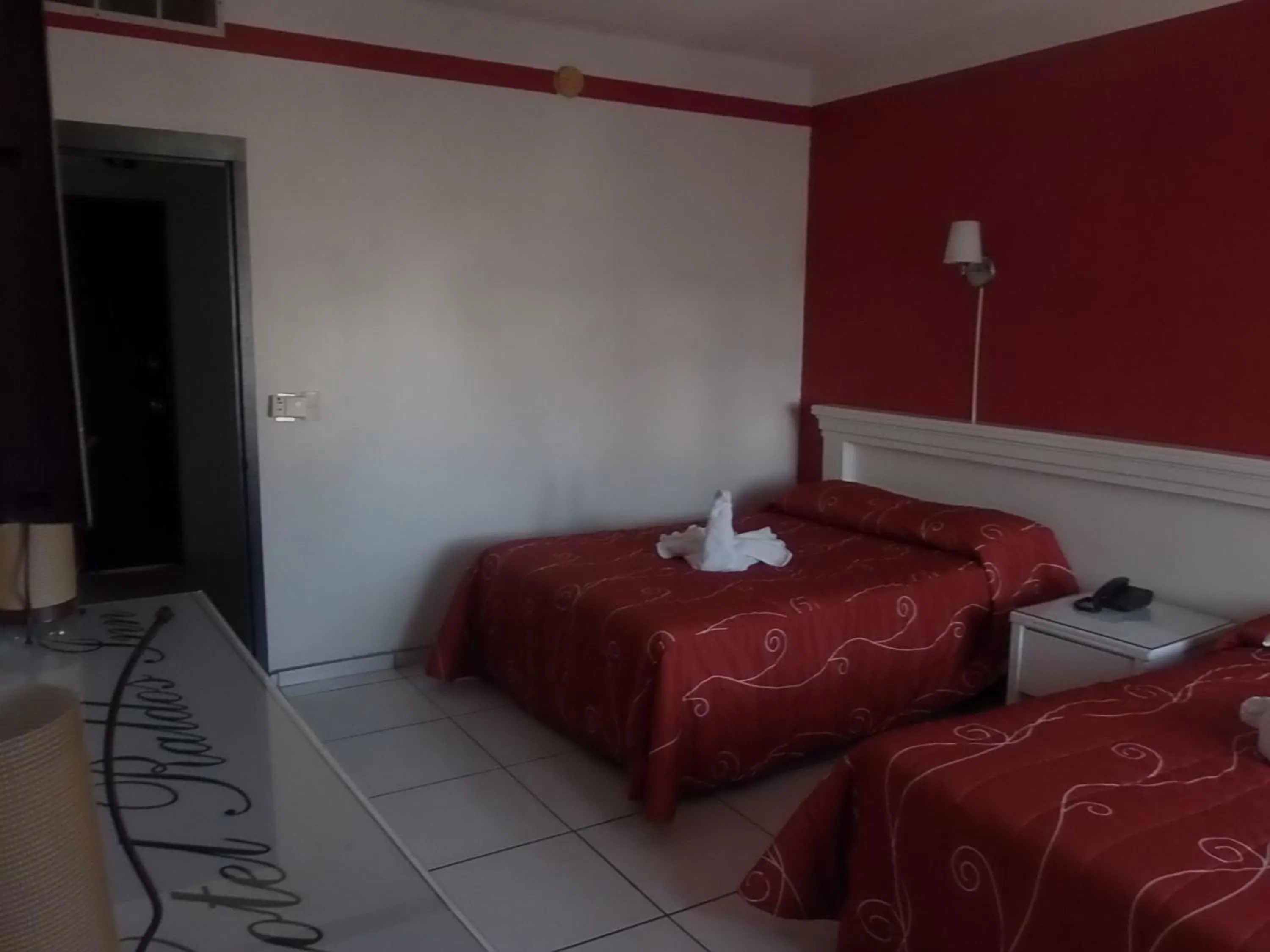 Bed in Hotel Raldos Inn