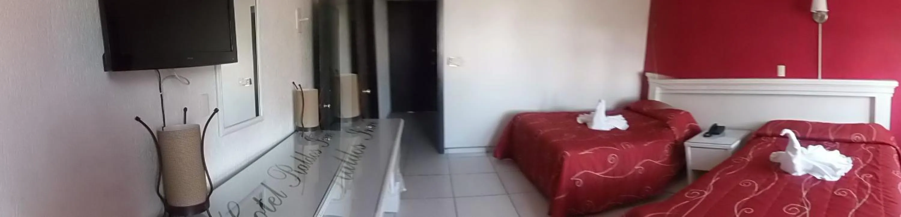 Bed in Hotel Raldos Inn