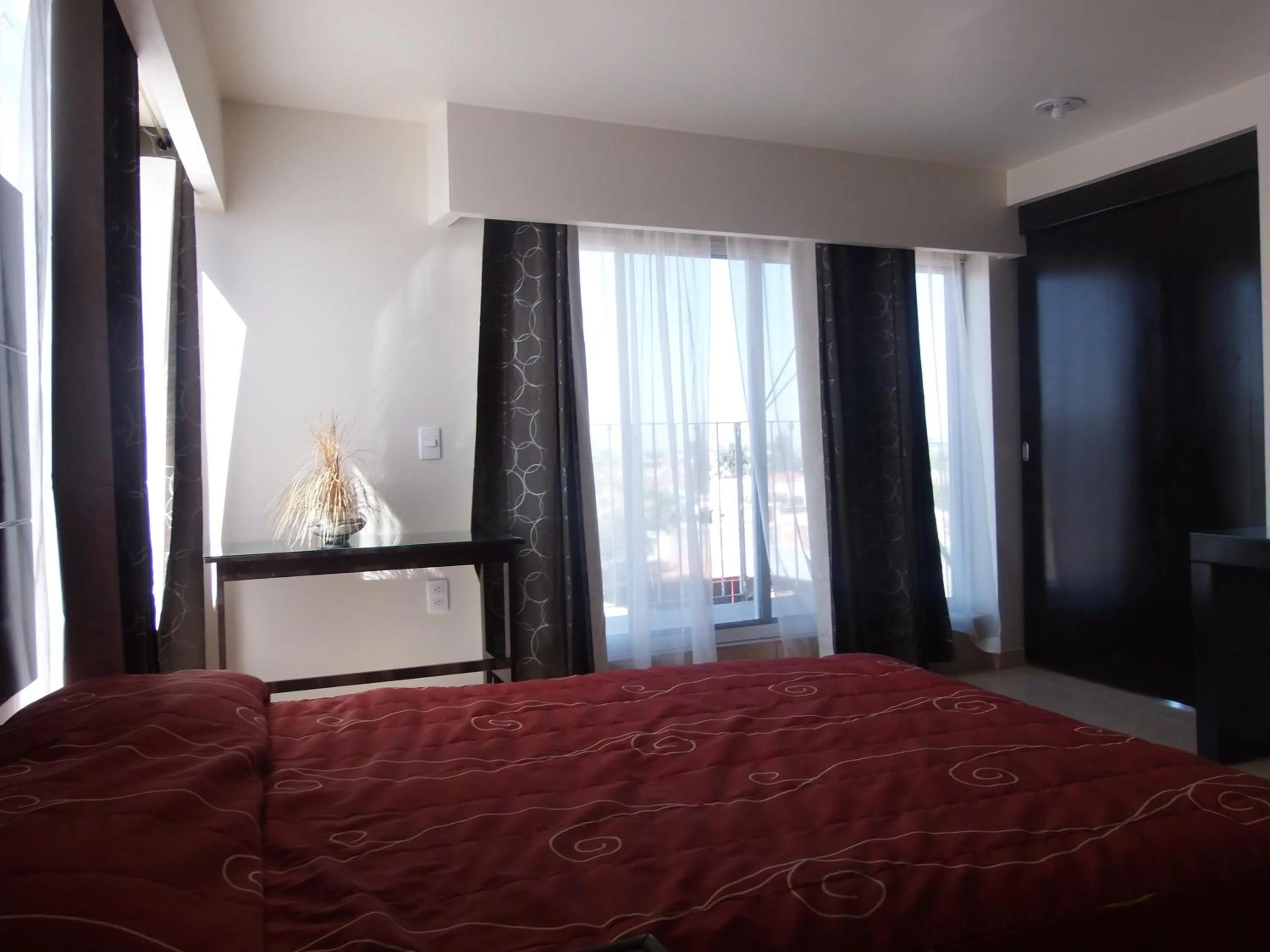 Living room, Bed in Hotel Raldos Inn