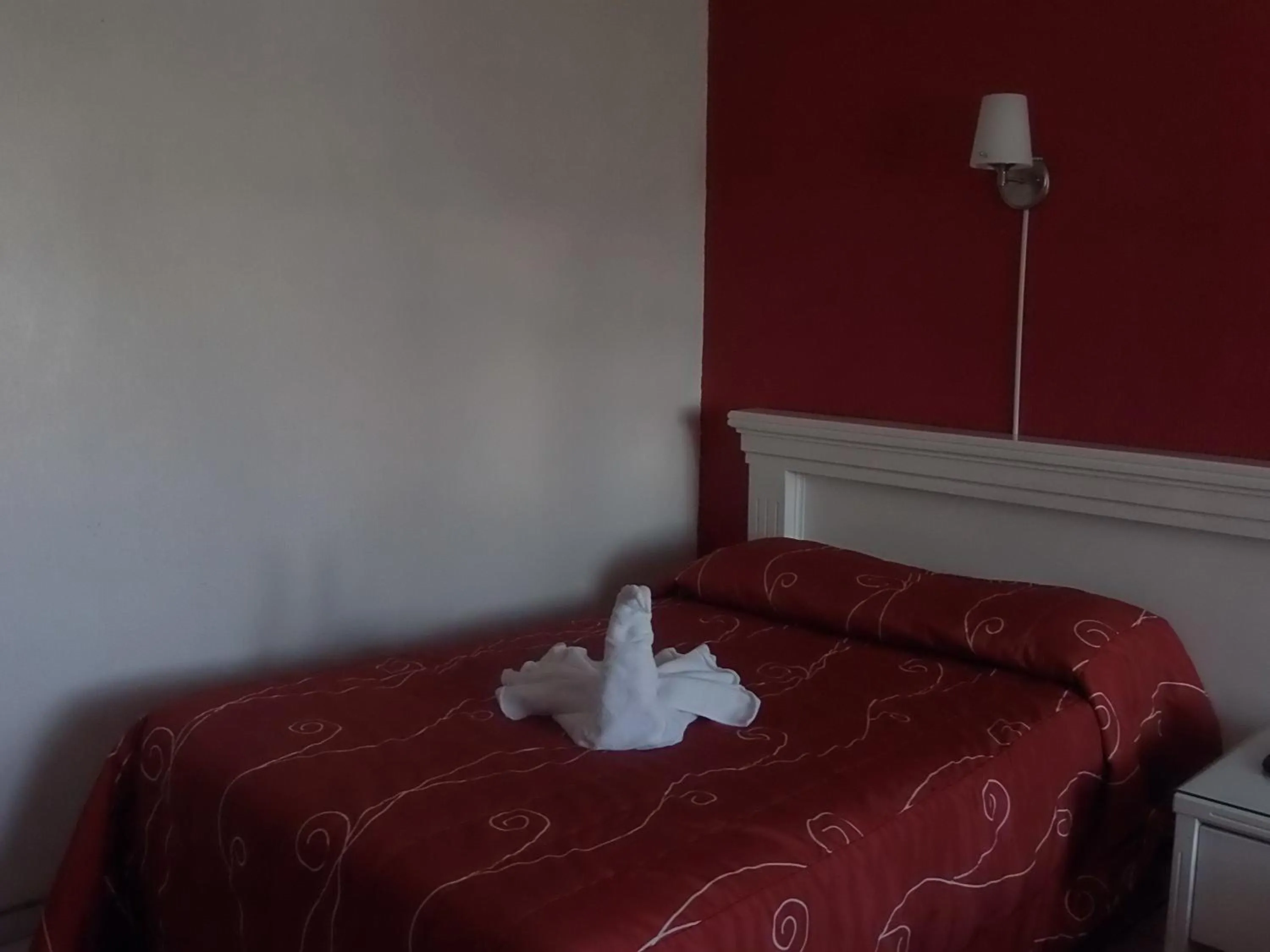 Bed in Hotel Raldos Inn