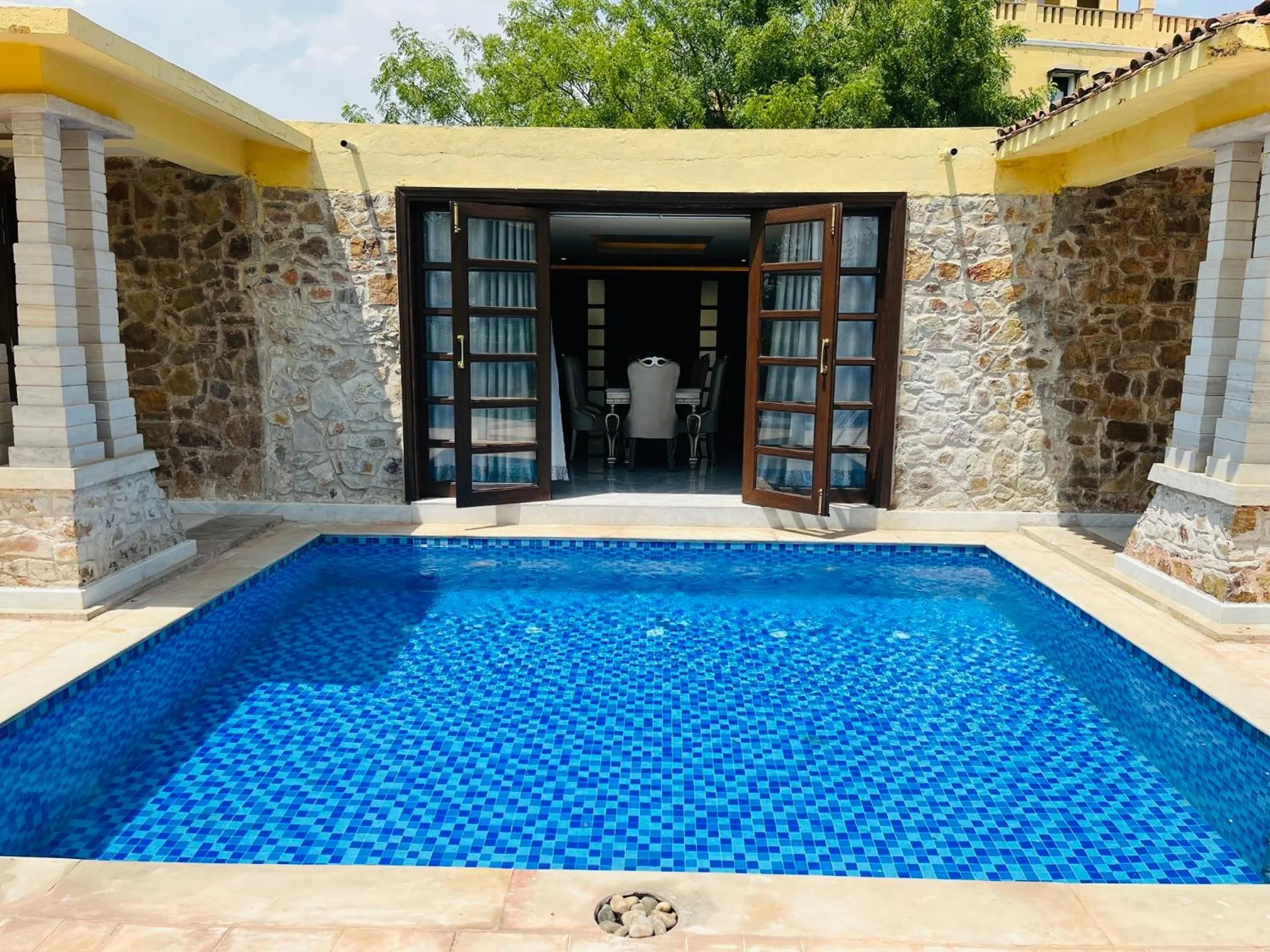 Swimming pool in Juna Mahal Jungle Resort Ranthambore