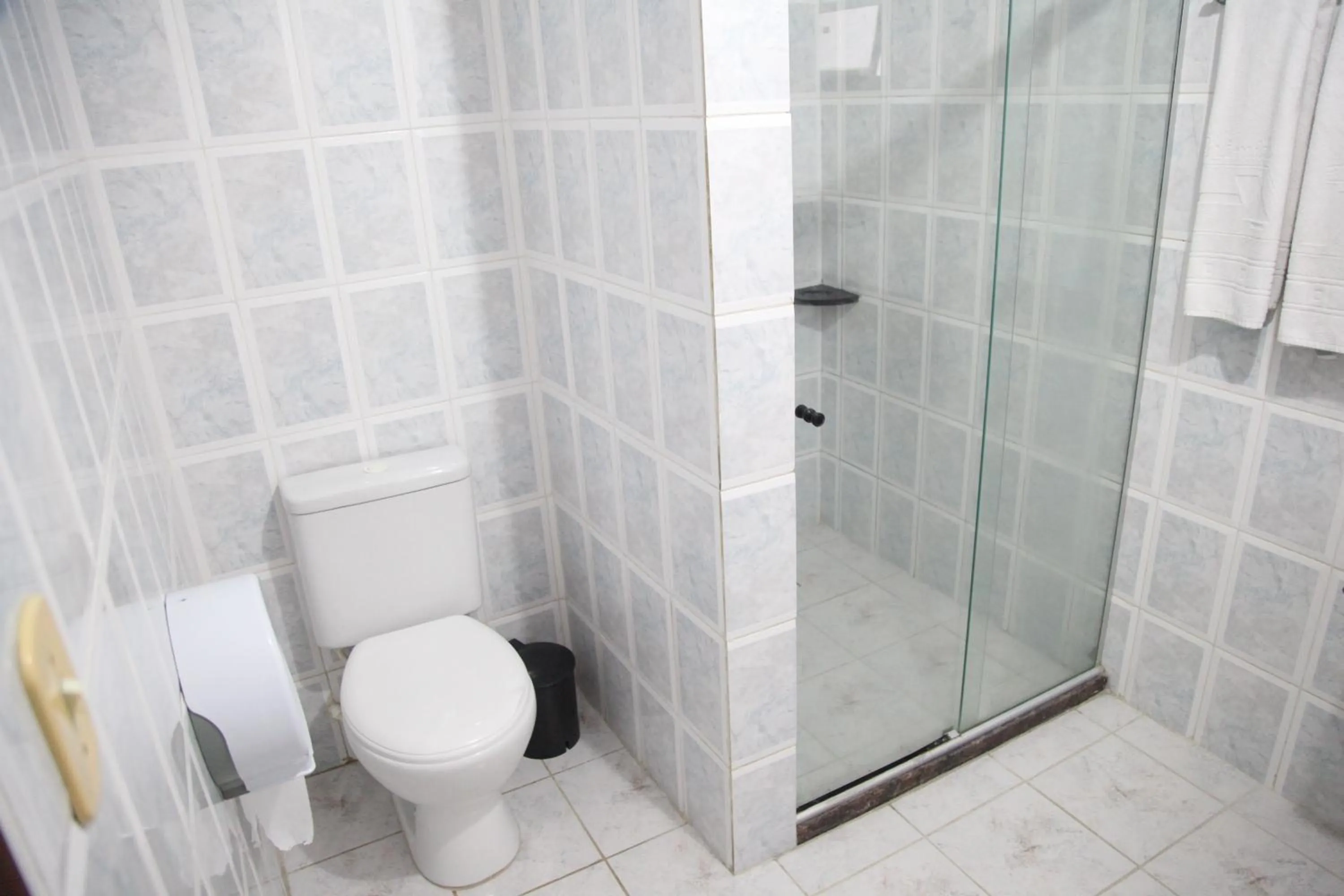 Shower in Hotel Piramide Pituba - Av Paulo VI
