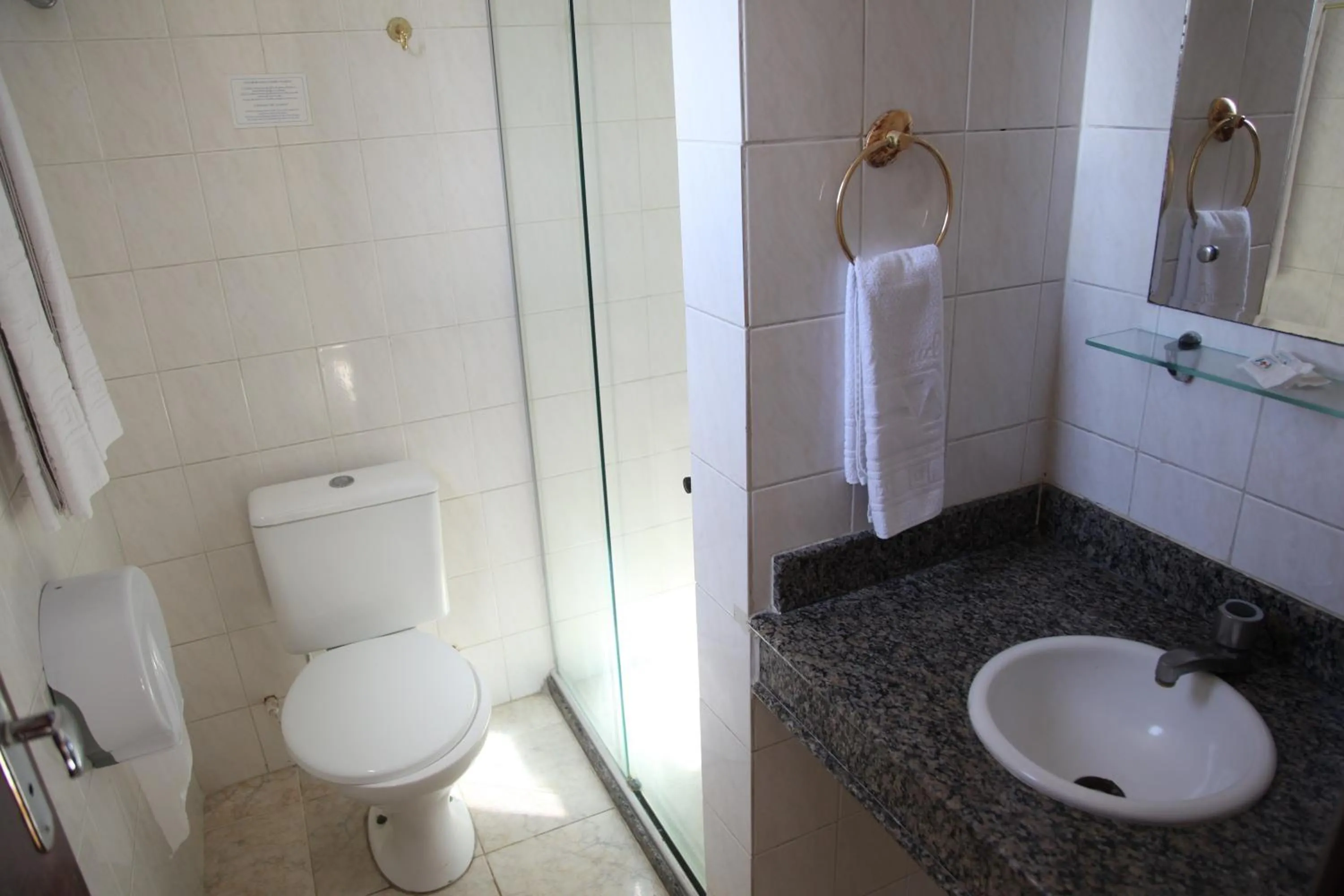 Bathroom in Hotel Piramide Pituba - Av Paulo VI