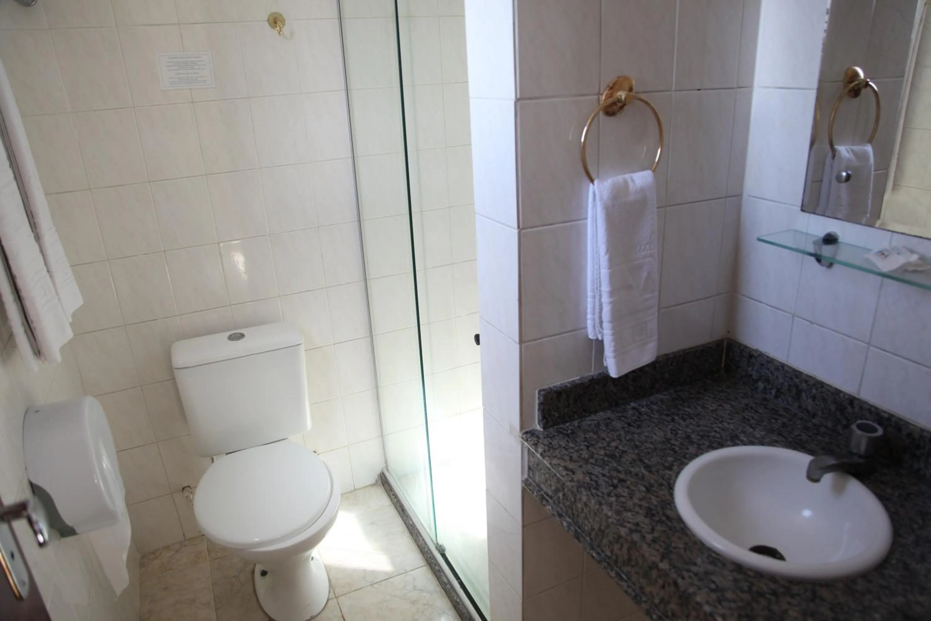 Bathroom in Hotel Piramide Pituba - Av Paulo VI