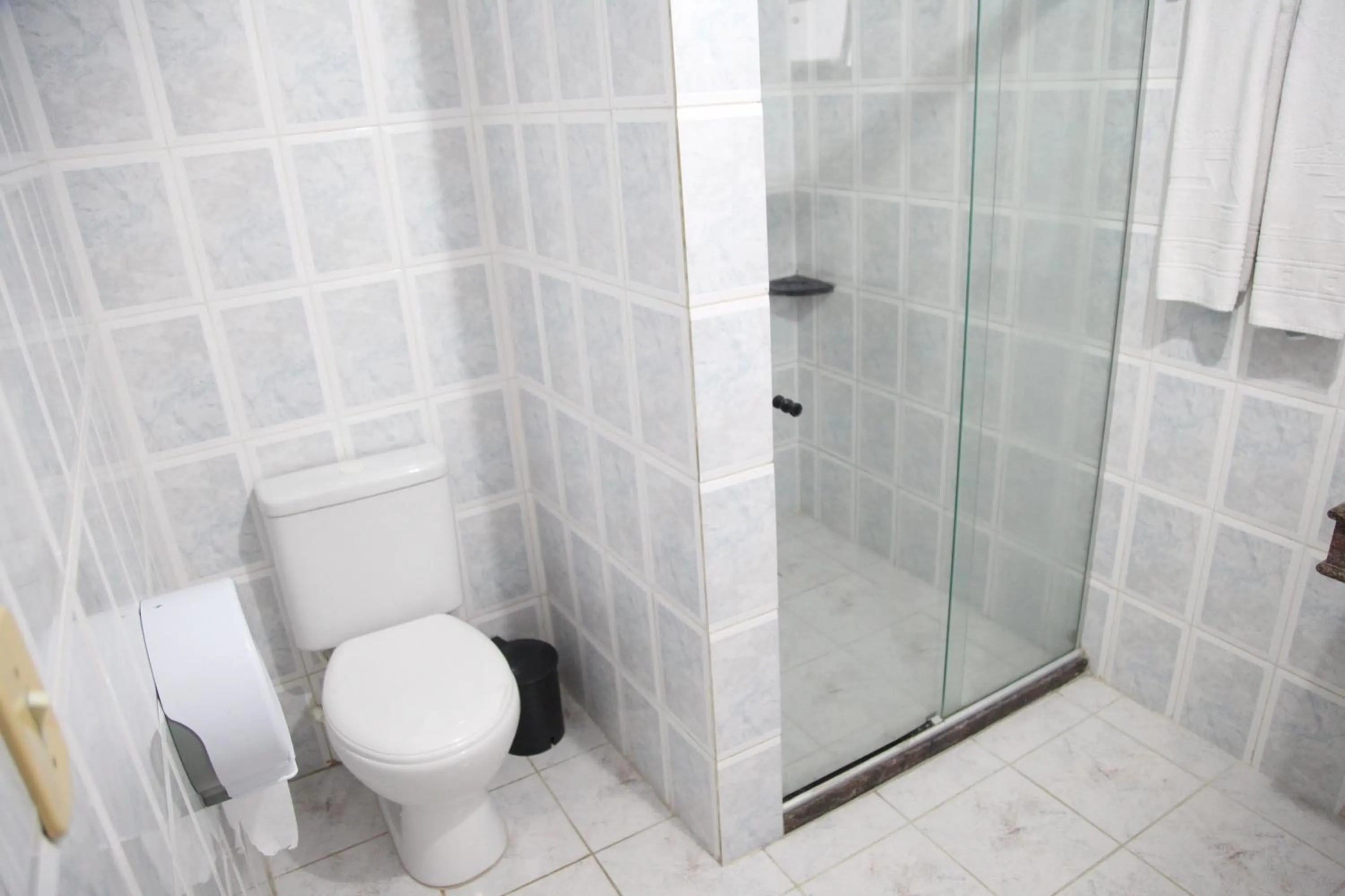 Shower in Hotel Piramide Pituba - Av Paulo VI