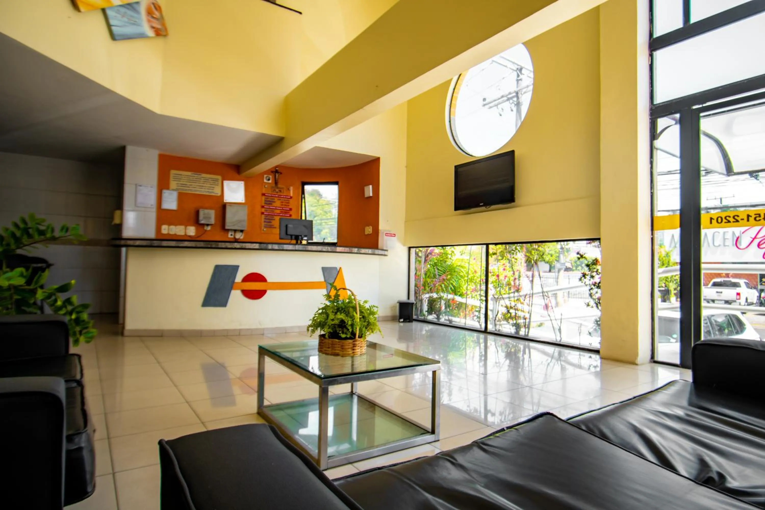 Communal lounge/ TV room in Hotel Piramide Pituba - Av Paulo VI