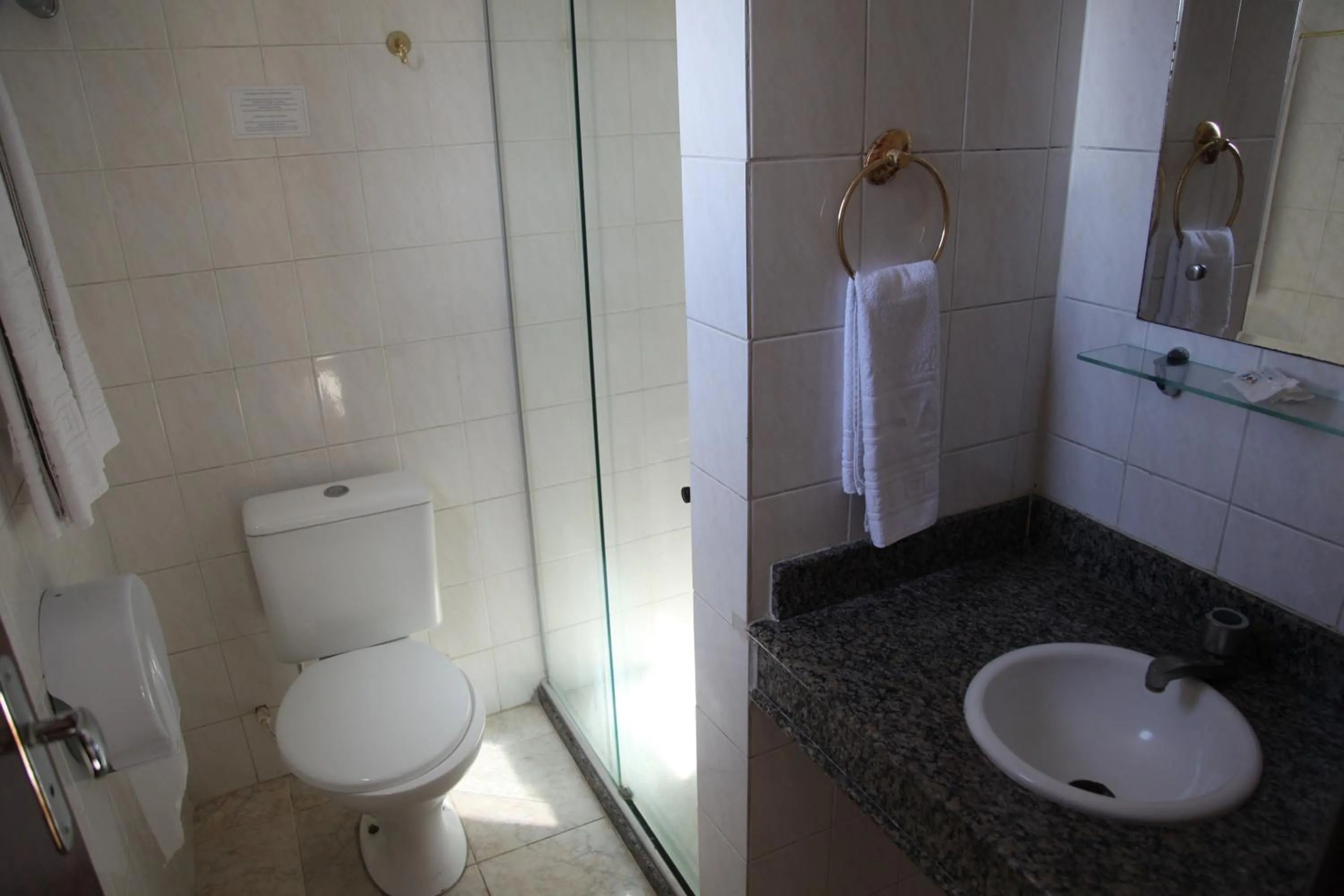 Bathroom in Hotel Piramide Pituba - Av Paulo VI