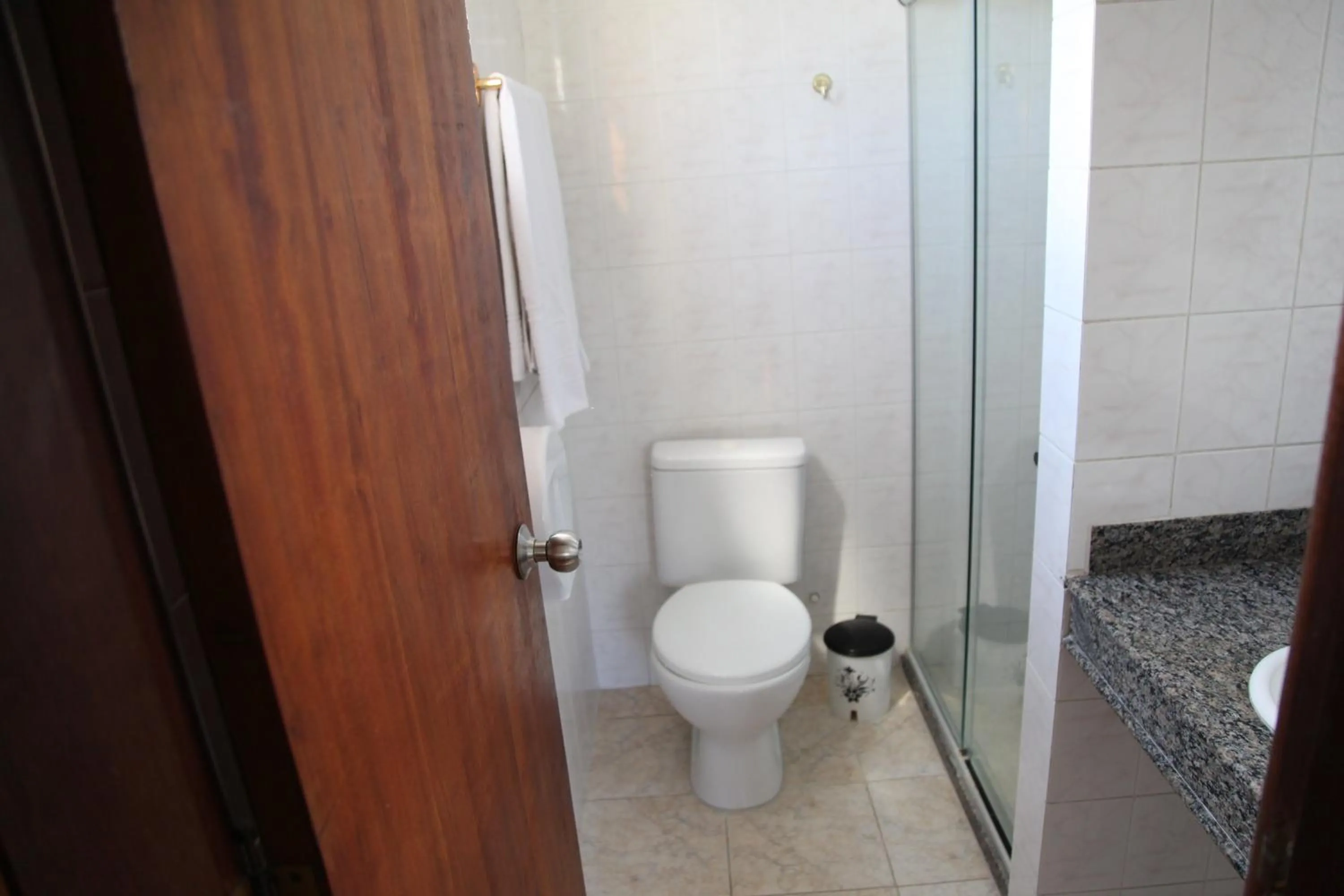 Toilet in Hotel Piramide Pituba - Av Paulo VI