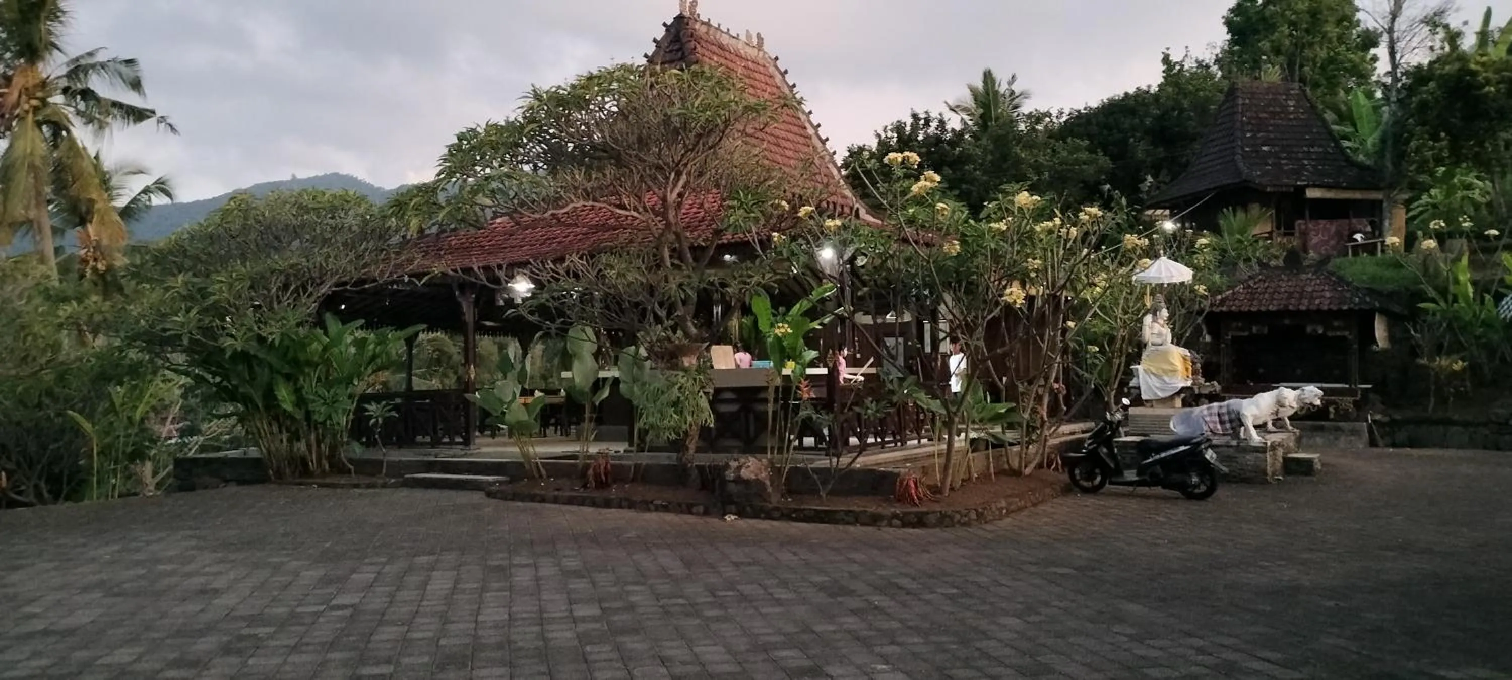 Restaurant/places to eat in D'kailash Retreat