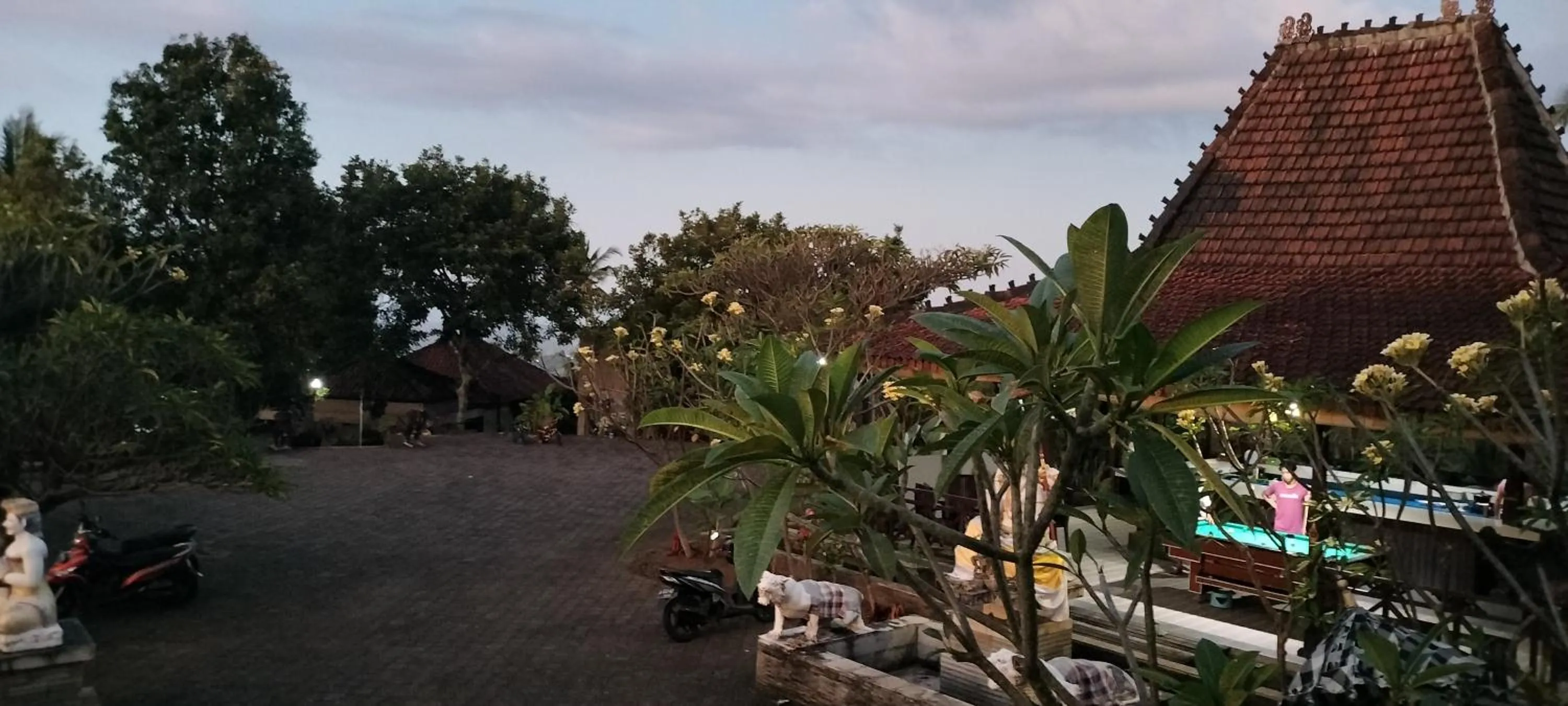 Restaurant/places to eat in D'kailash Retreat