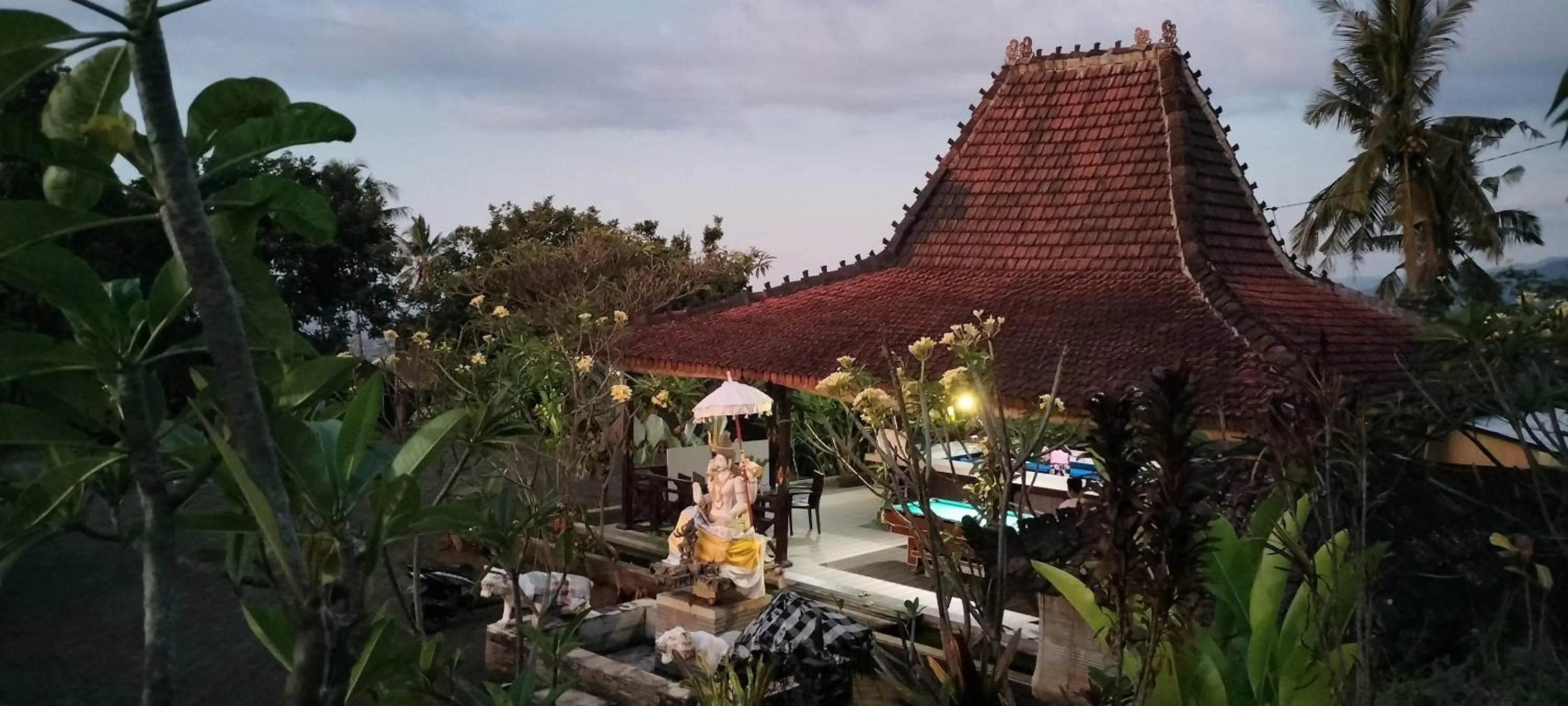 Restaurant/places to eat in D'kailash Retreat