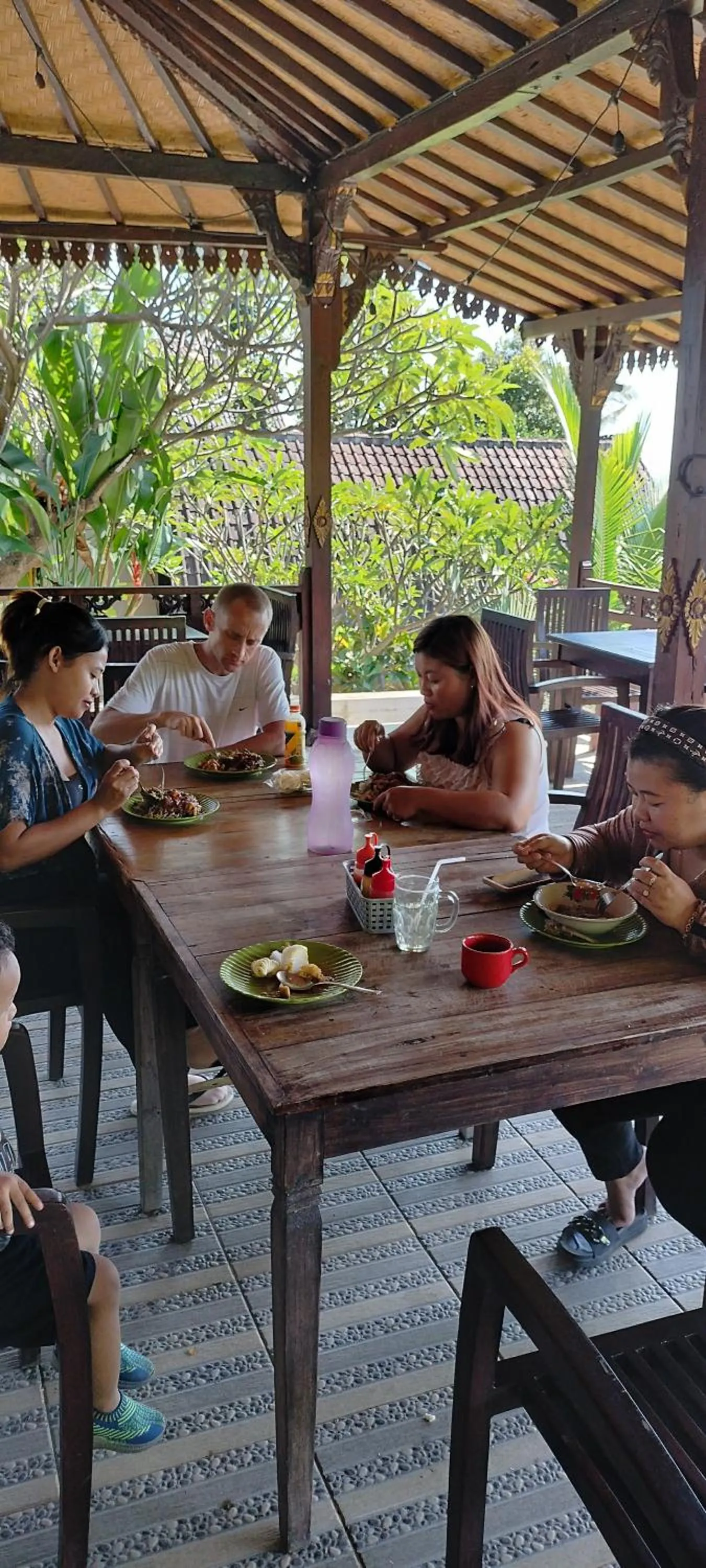 Restaurant/places to eat in D'kailash Retreat