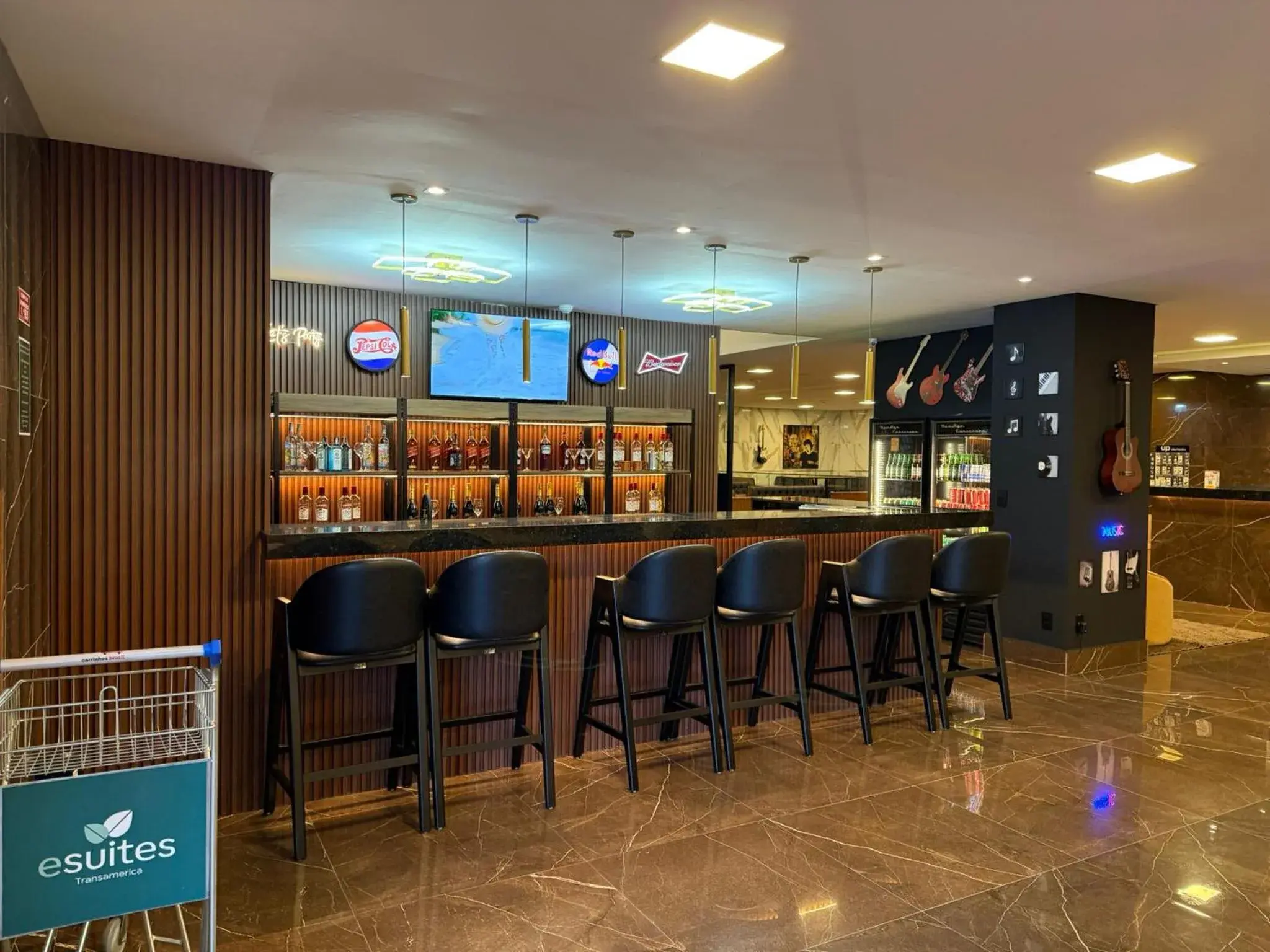 Lounge or bar in eSuites Sorocaba Lounge or bar in eSuites Sorocaba