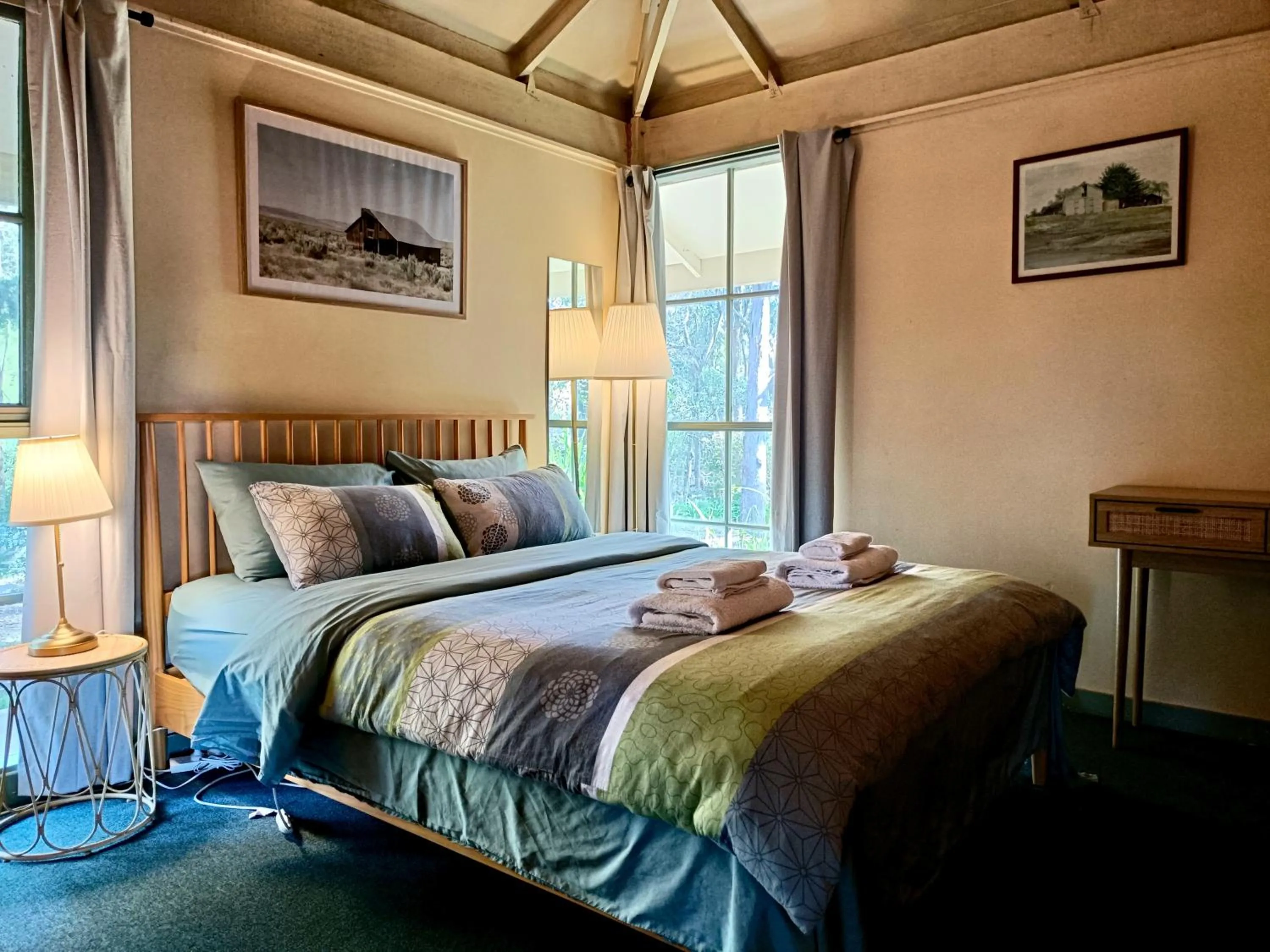 Bed in Kalimna Woods Cottages