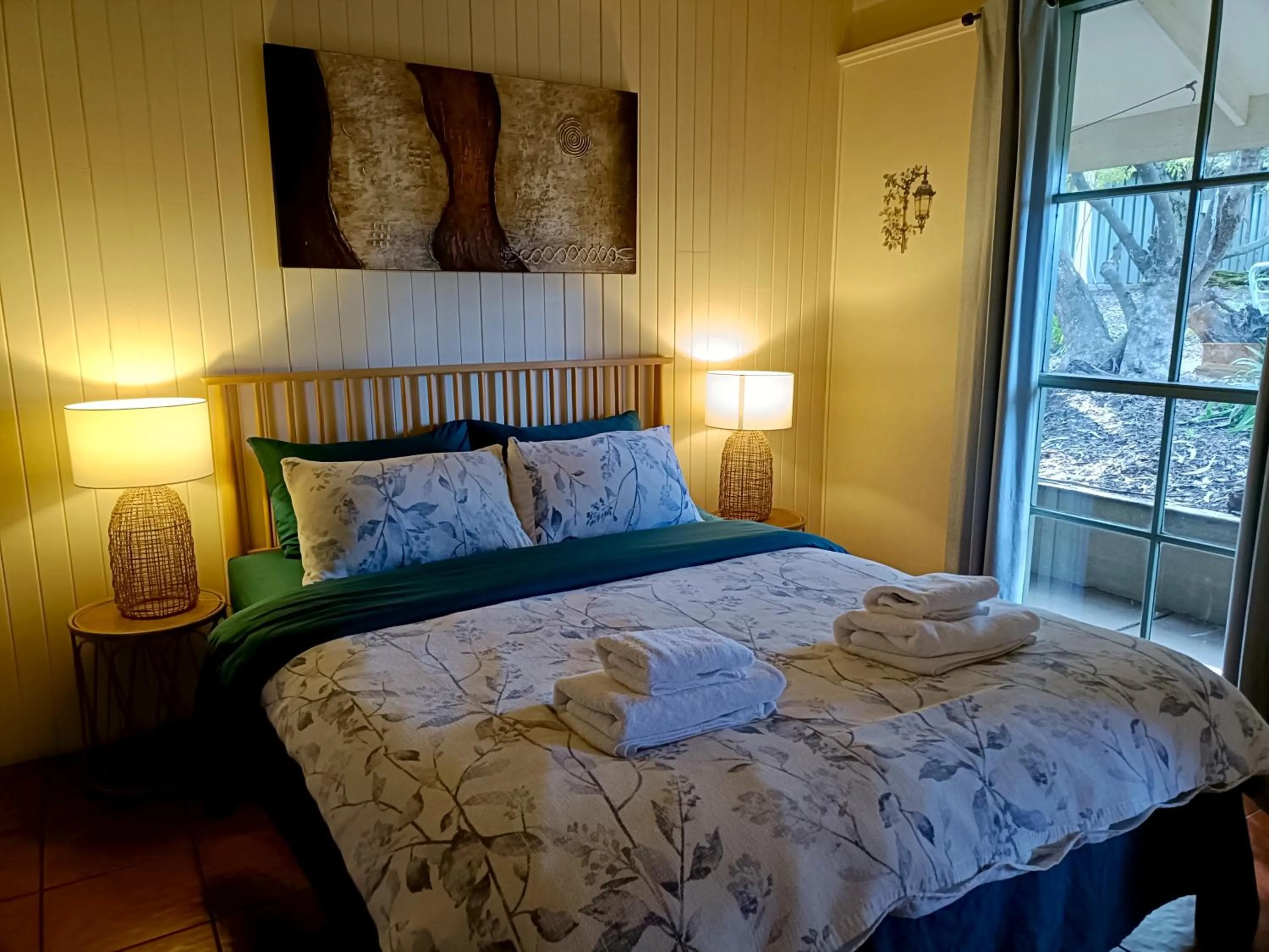 Bed in Kalimna Woods Cottages