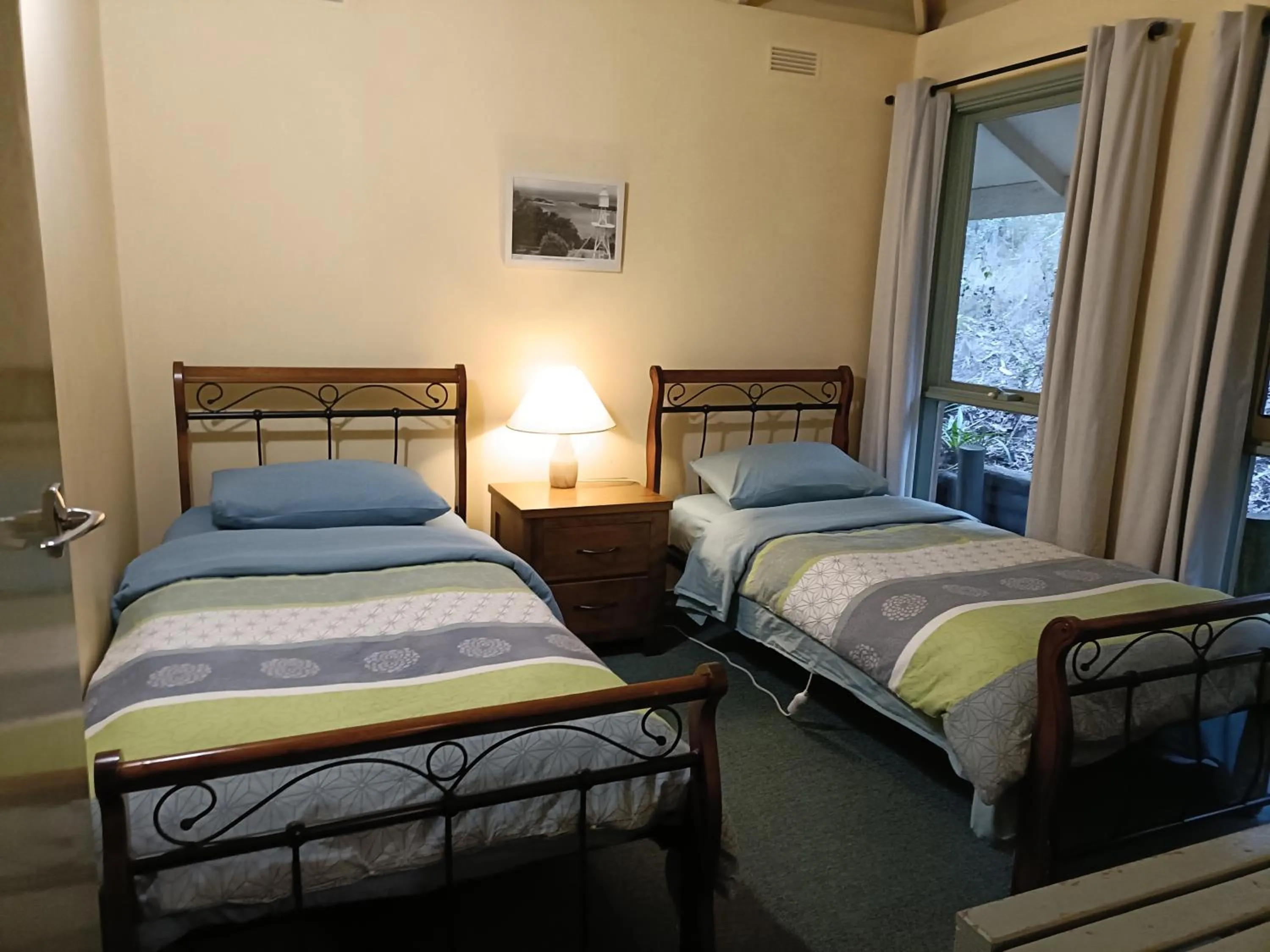 Bed in Kalimna Woods Cottages