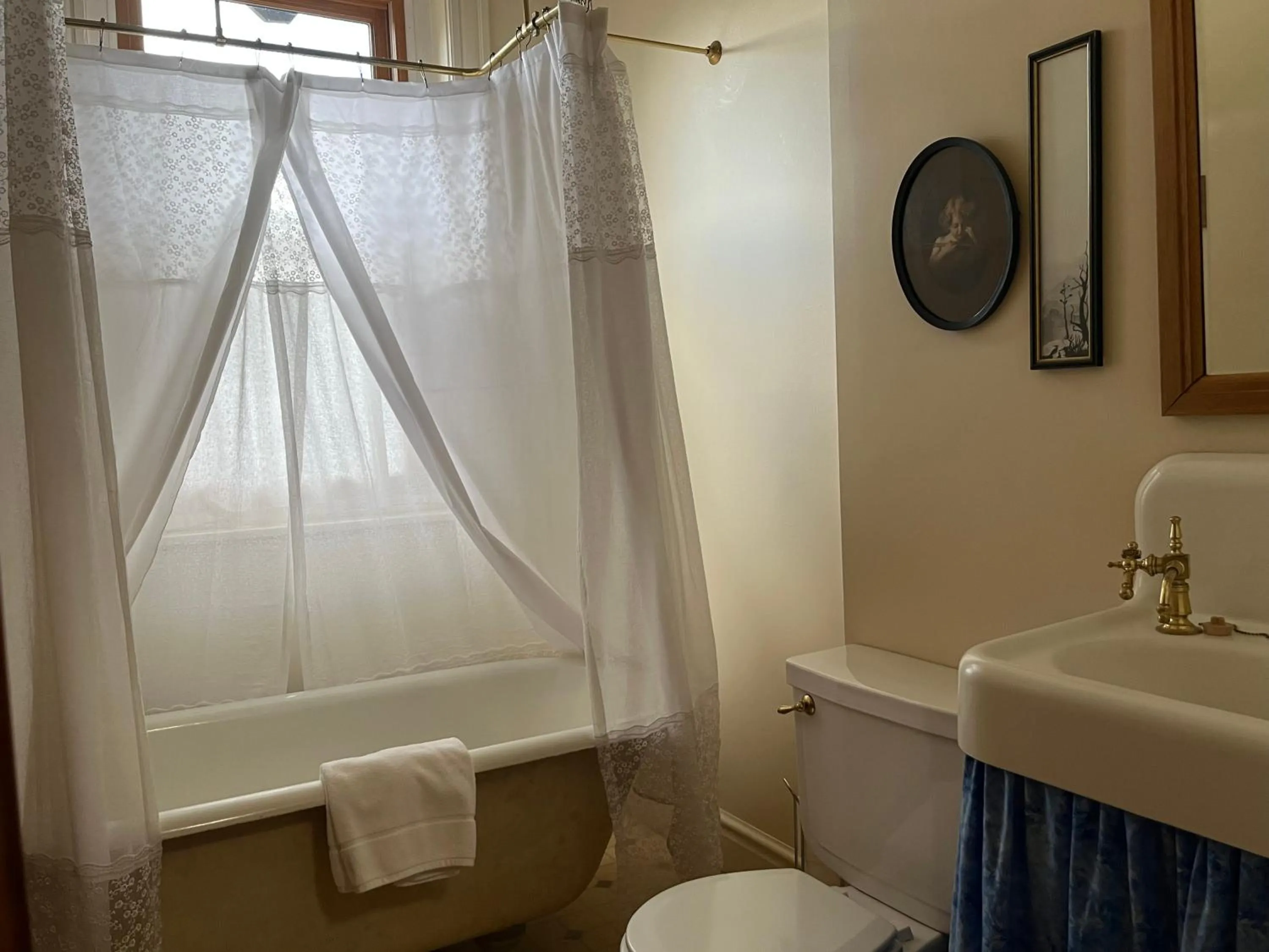 Shower in Gable House Bed and Breakfast Inn