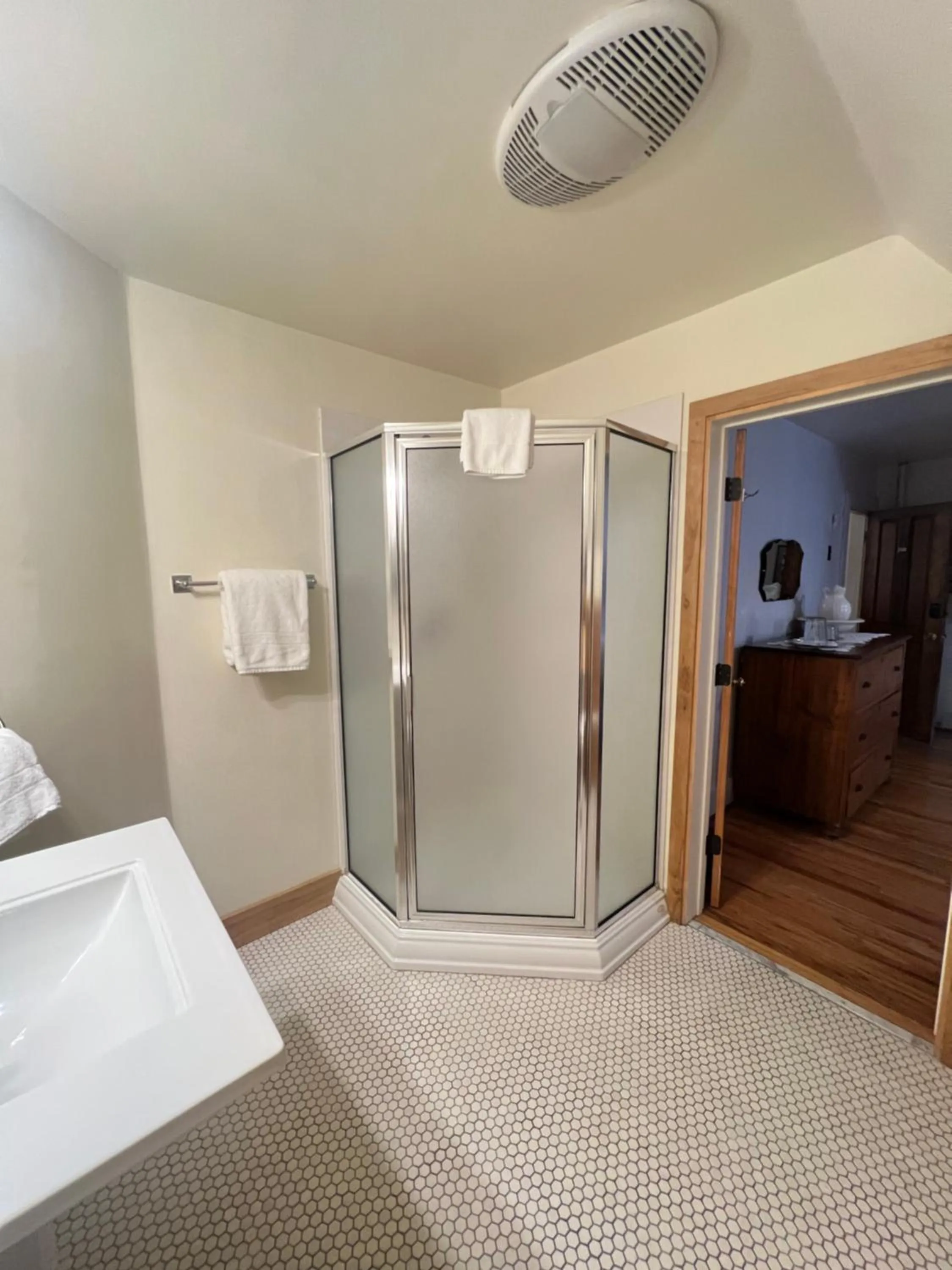 Shower, Bed in Gable House Bed and Breakfast Inn